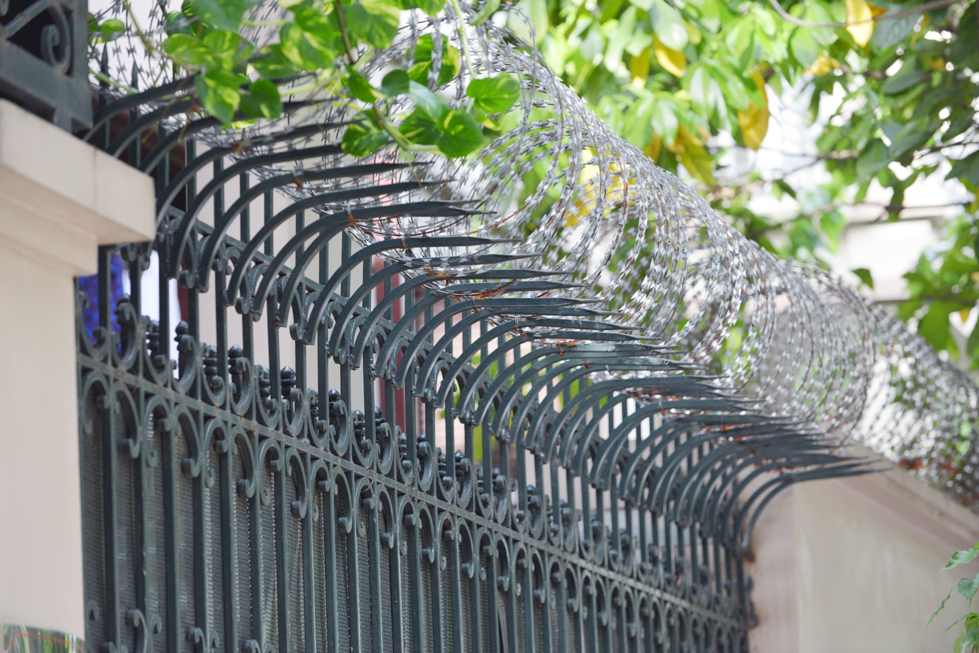 Nha giau Ha Noi bao ve biet thu chuc ty cua minh ra sao? hinh anh