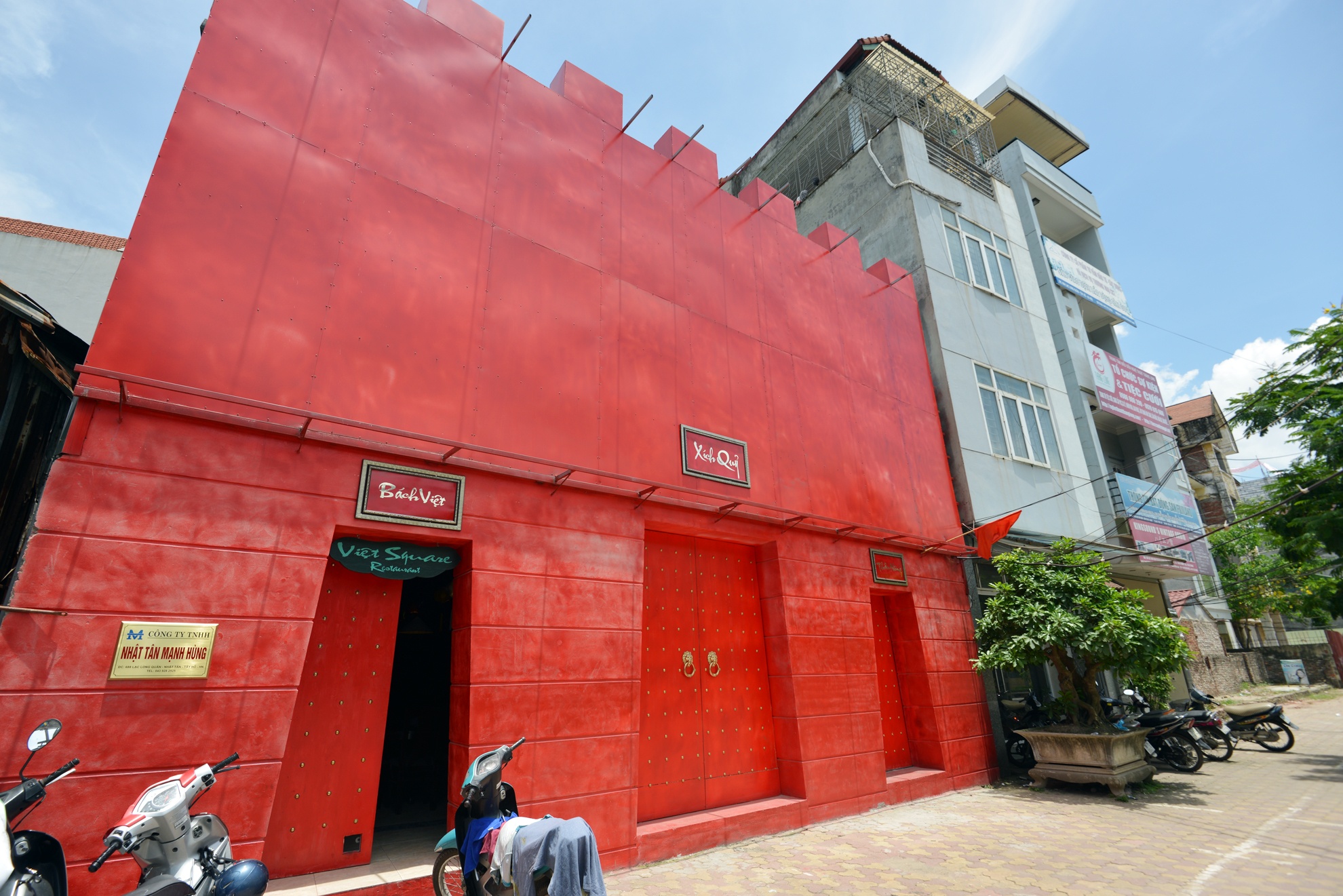 Ngoi nha mau do doc dao giua long Ha Noi hinh anh