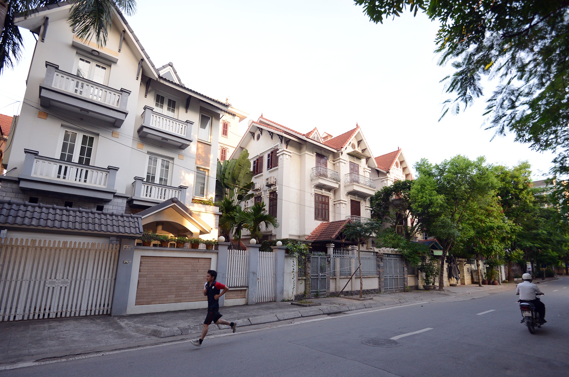 Hầu hết biệt thự sang trọng tại khu đô thị Mỹ Đình (Hà Nội) đều được bao quanh bởi tường rào cao gần 4m, cửa sắt kiên cố. 