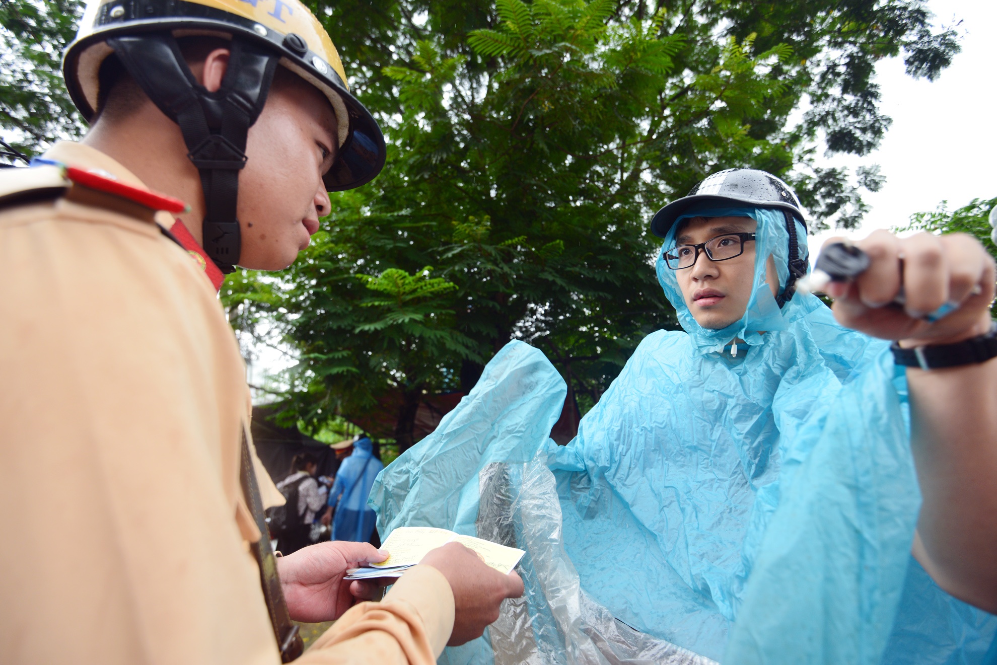 Người vi phạm tên Linh (mặc áo mưa) cho biết, thông tin này có biết nhưng mấy hôm nữa chuyển sang đi ô tô nên không cần thay mới.