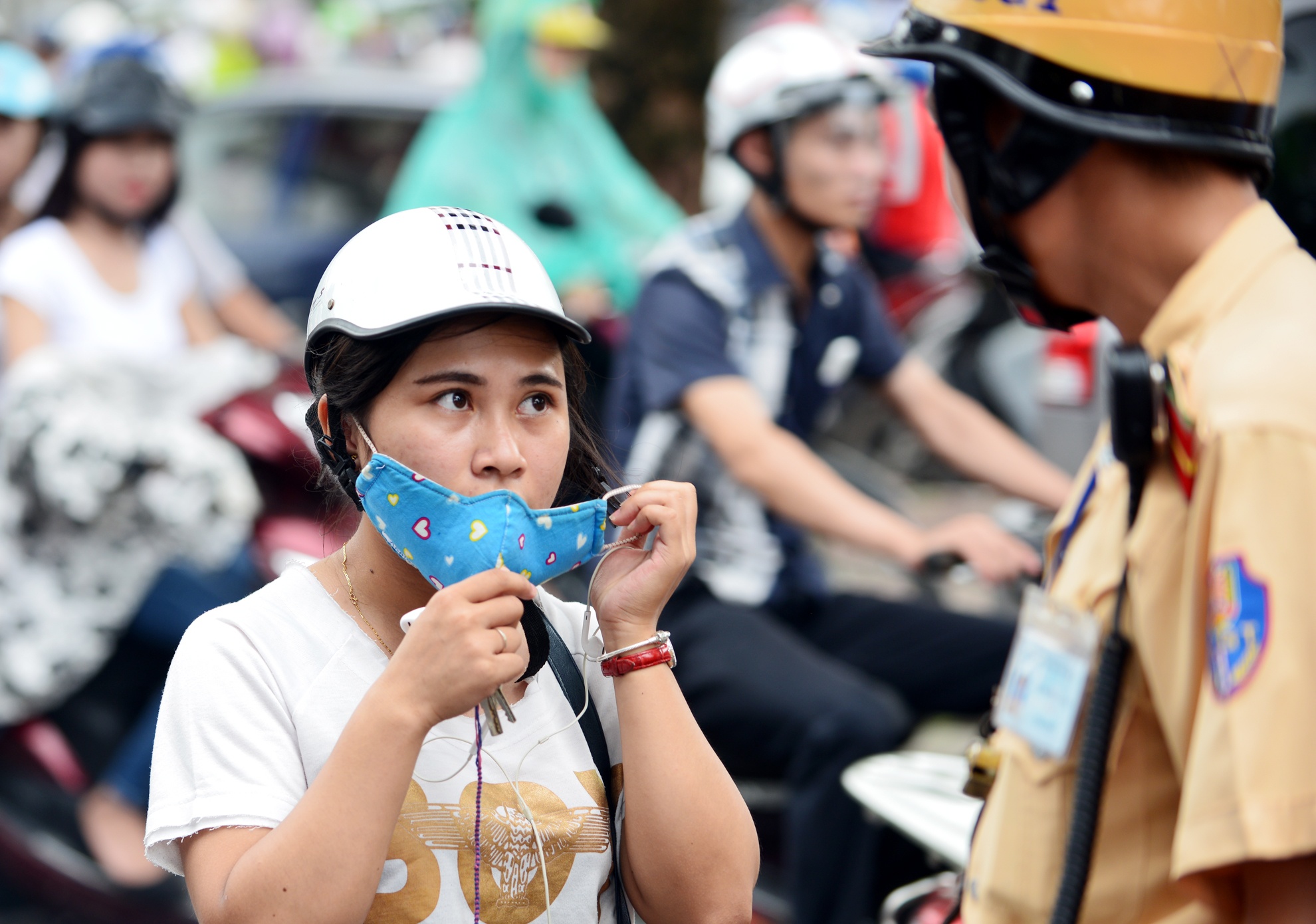 Tuyen bo chuyen sang di o to khi bi xu ly mu bao hiem 'rom' hinh anh