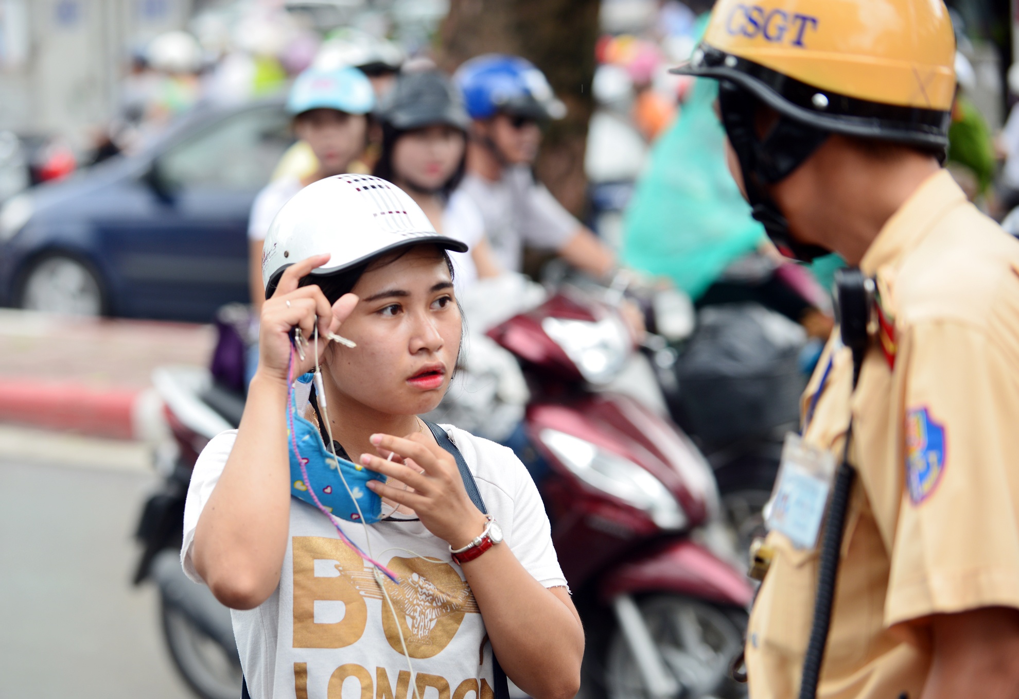 Canh sat giao thong dung xe nguoi doi mu bao hiem vi pham hinh anh