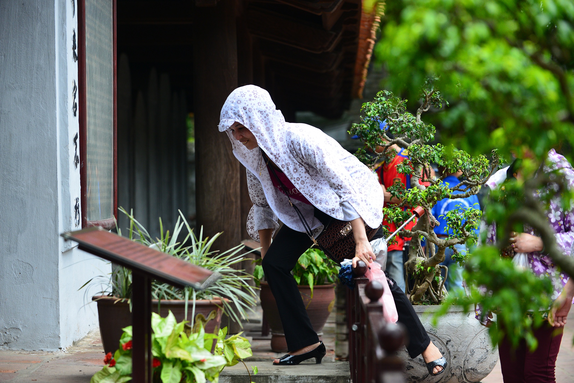 Si tu, phu huynh thi nhau treo rao so dau rua cau may hinh anh