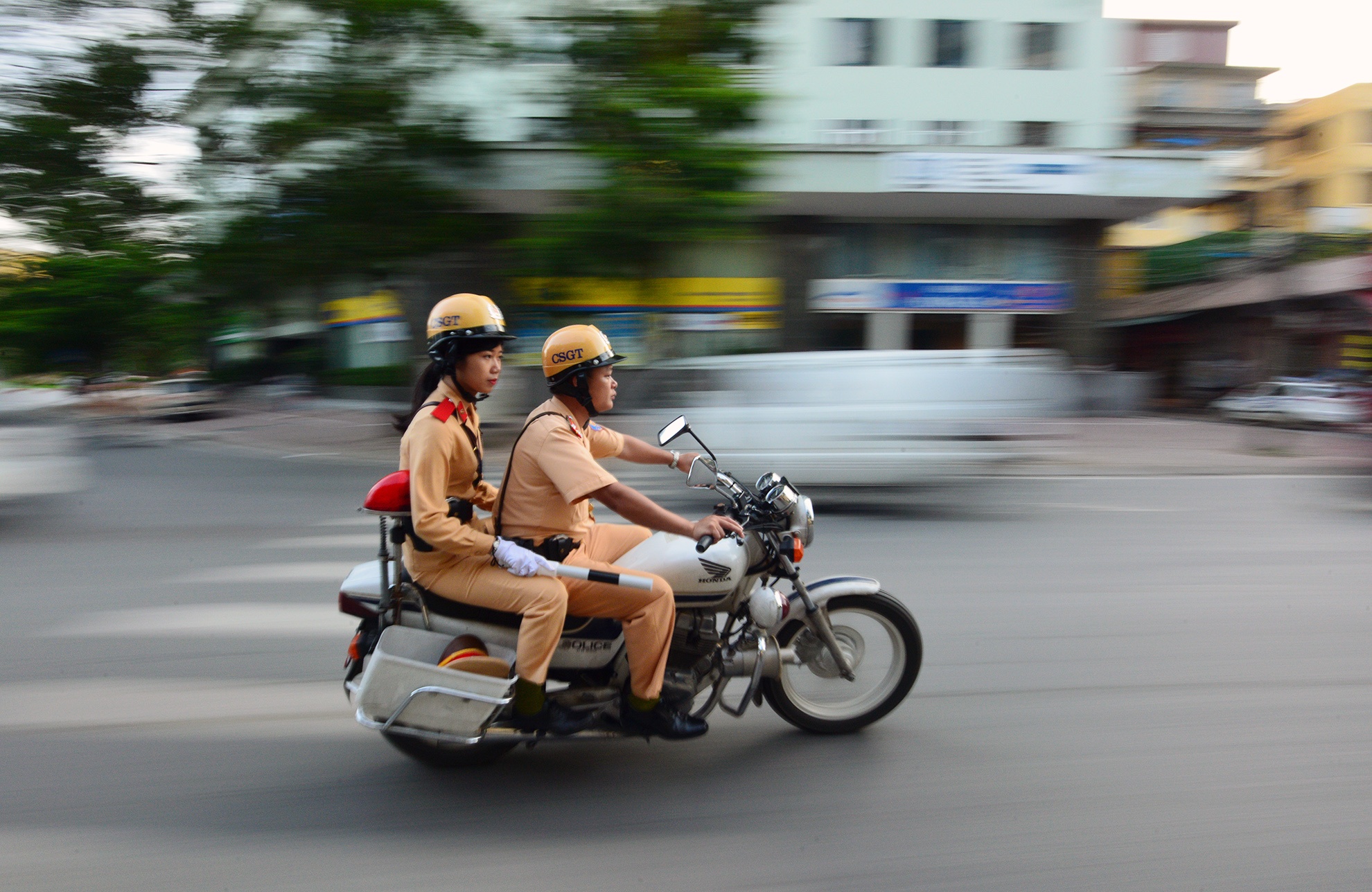 Sau khi nhận nhiệm vụ cả hai cùng lên đường