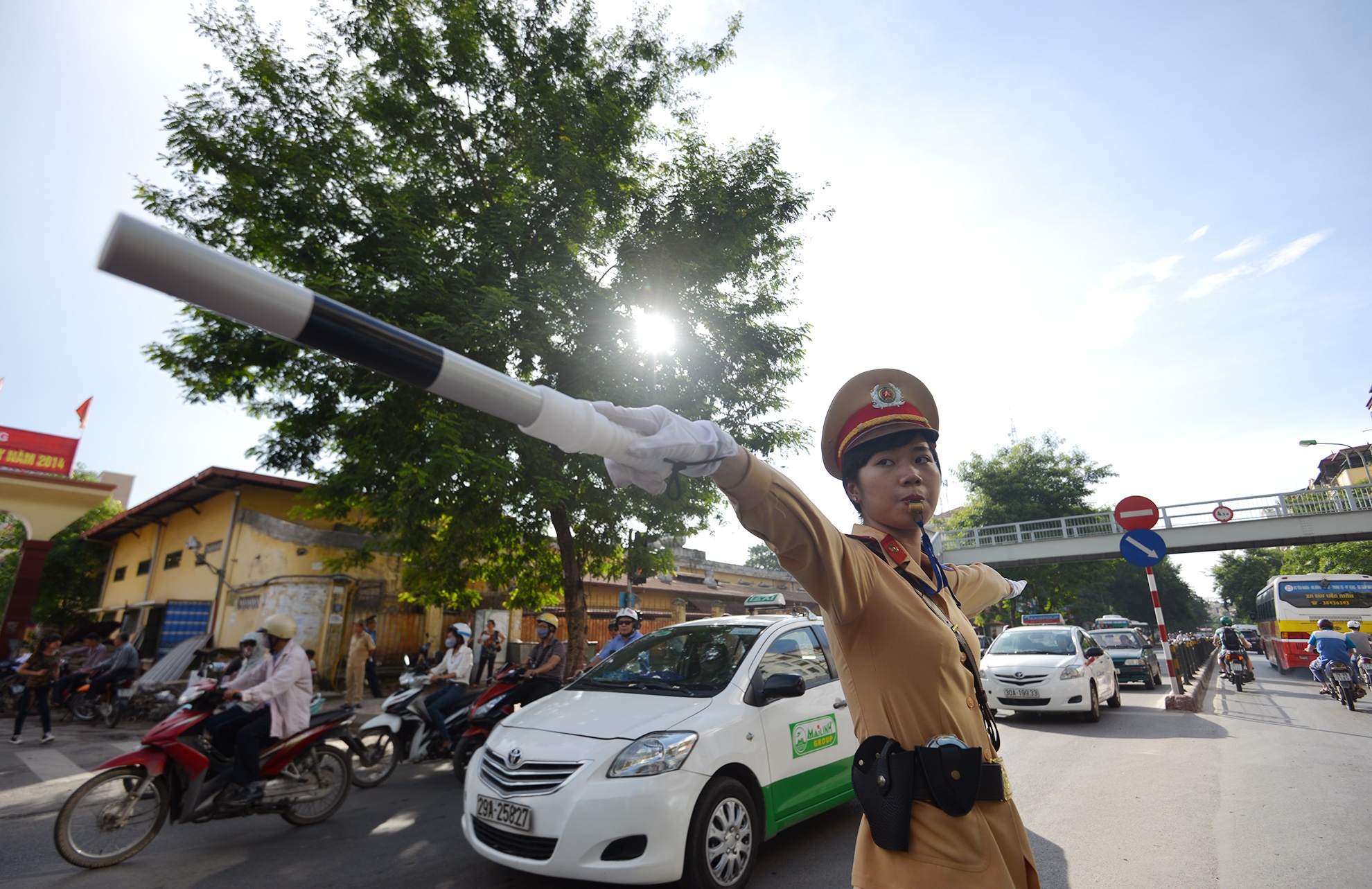 Cô gái đứng phân làn như thường lệ