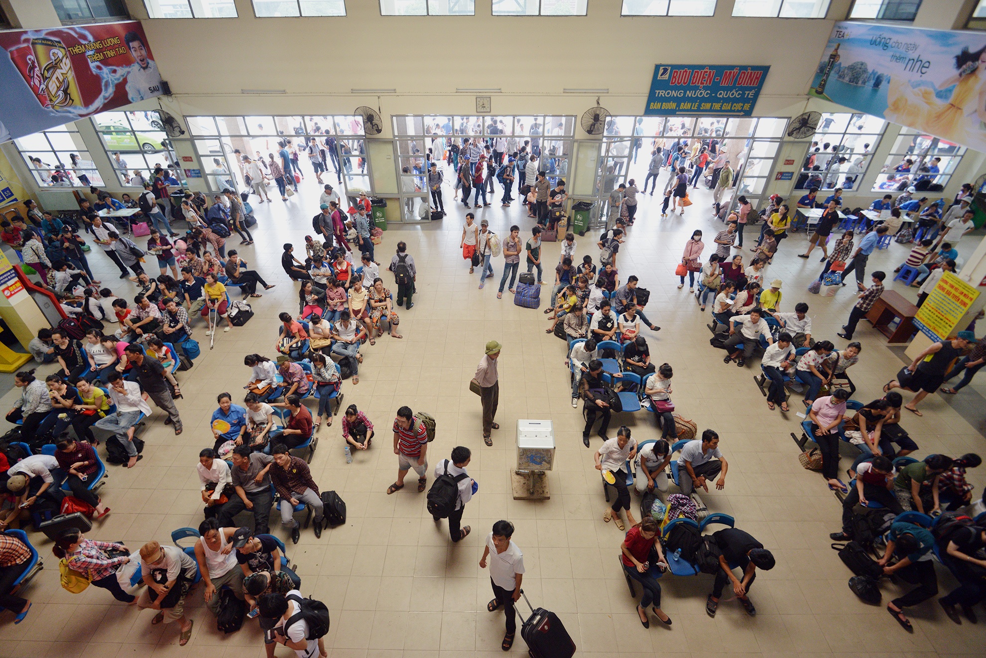 Trưa 5/7, sau khi kết thúc môn thi cuối cùng. Hàng nghìn thí sinh đổ ra các bến xe.