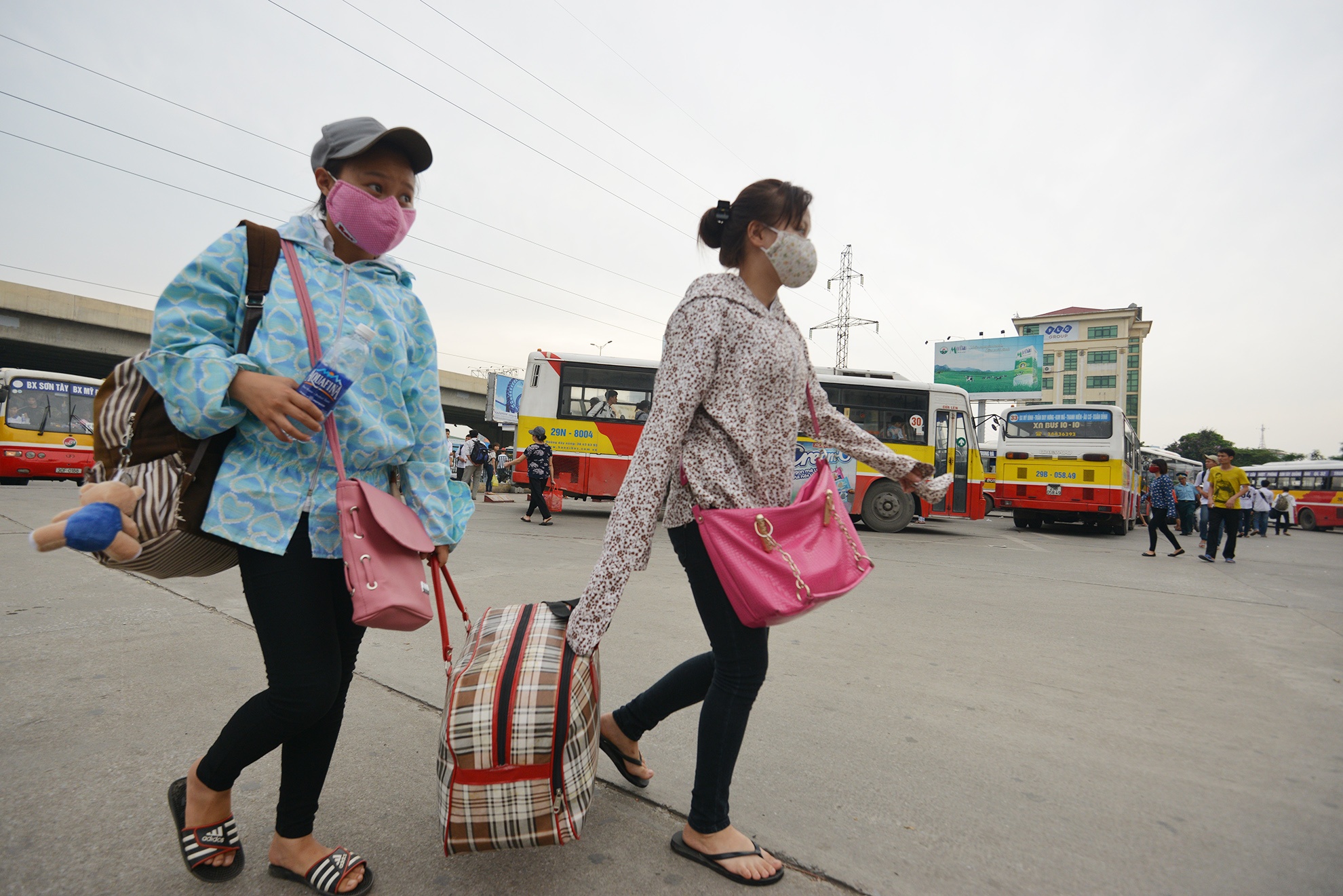 Ông Nguyễn Mạnh Tuấn, Phó Giám đốc bến xe Mỹ Đình cho biết, đợt thi đại học đầu tiên bến xe đã tăng cường thêm nhiều chuyến, đồng thời xử phạt nặng những nhà xe chở quá số người quy định, đi chậm, bắt khách dọc đường. Đồng thời khuyến khích các nhà xe giảm giá vé để hỗ trợ sĩ tử. Riêng trong ngày hôm nay, bến xe Mỹ Đình dự tính đón 300.000 lượt khách, tăng 1,5 lần so với ngày thường.