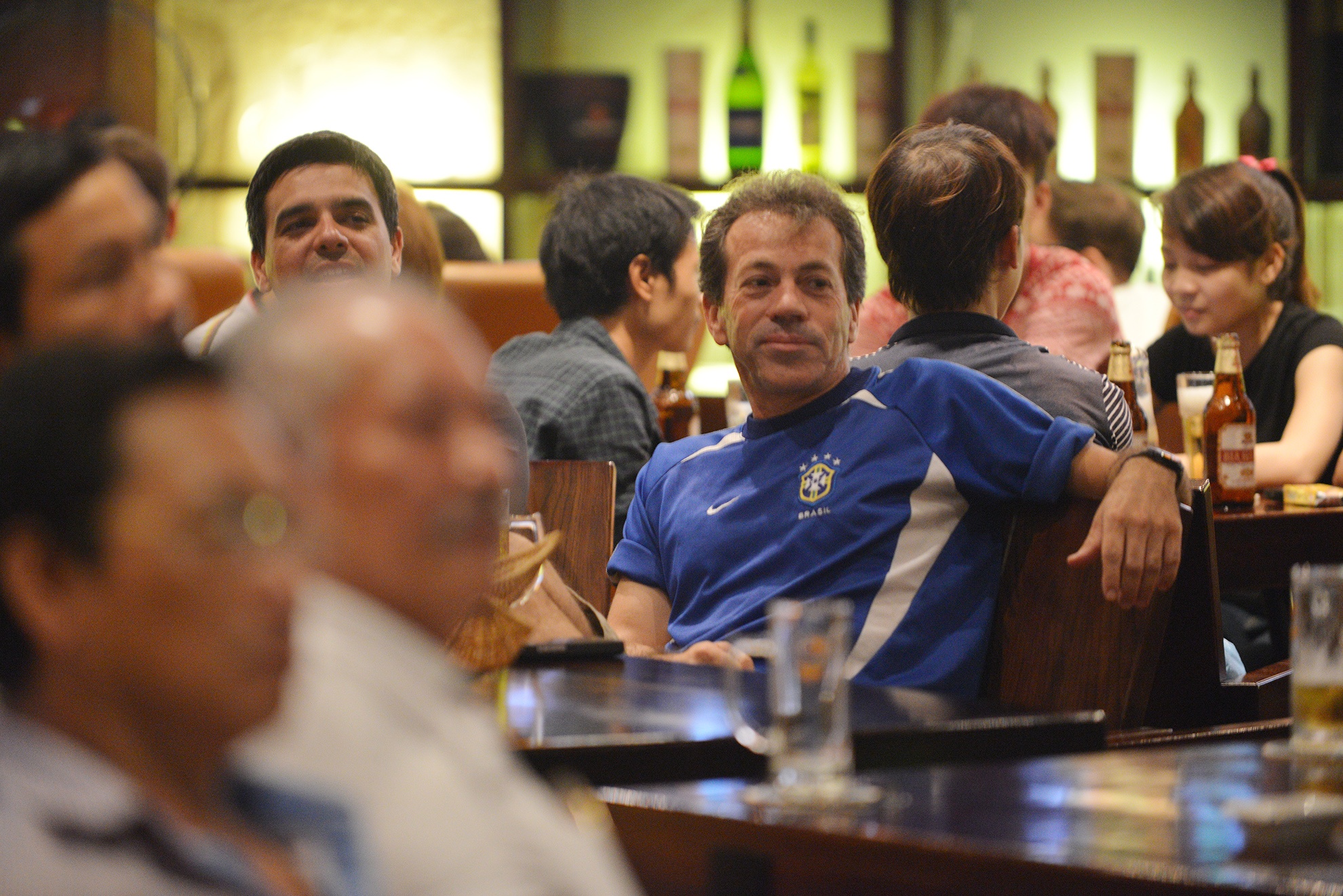 Rạng sáng 9/7, một số người Brasil chọn quán bar trên đường Xuân Diệu làm nơi xem trận bán kết giữa đội chủ nhà và những cỗ xe tăng Đức.