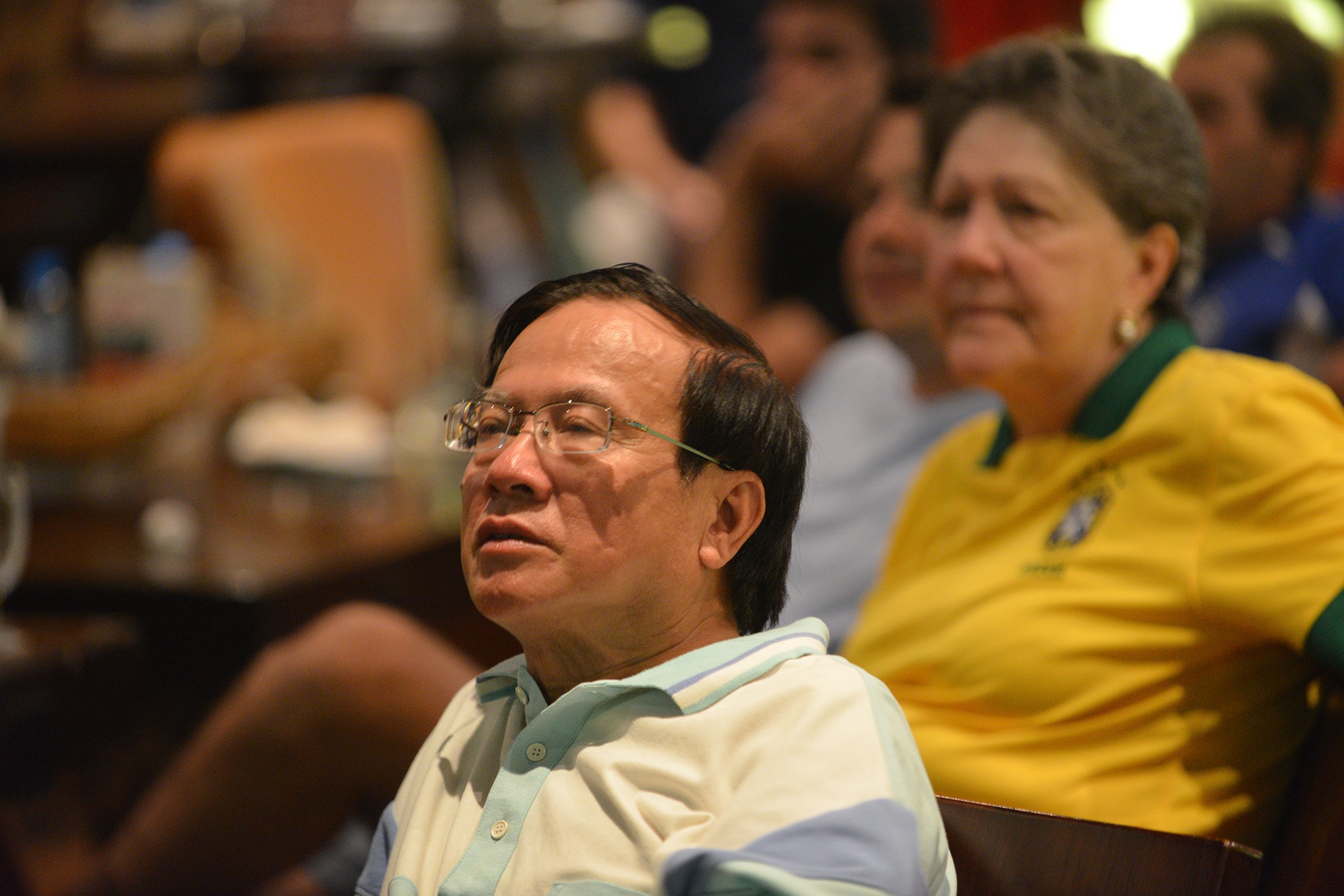 Những cổ động viên kiên nhẫn nhất vẫn cố xem hết trận đấu.