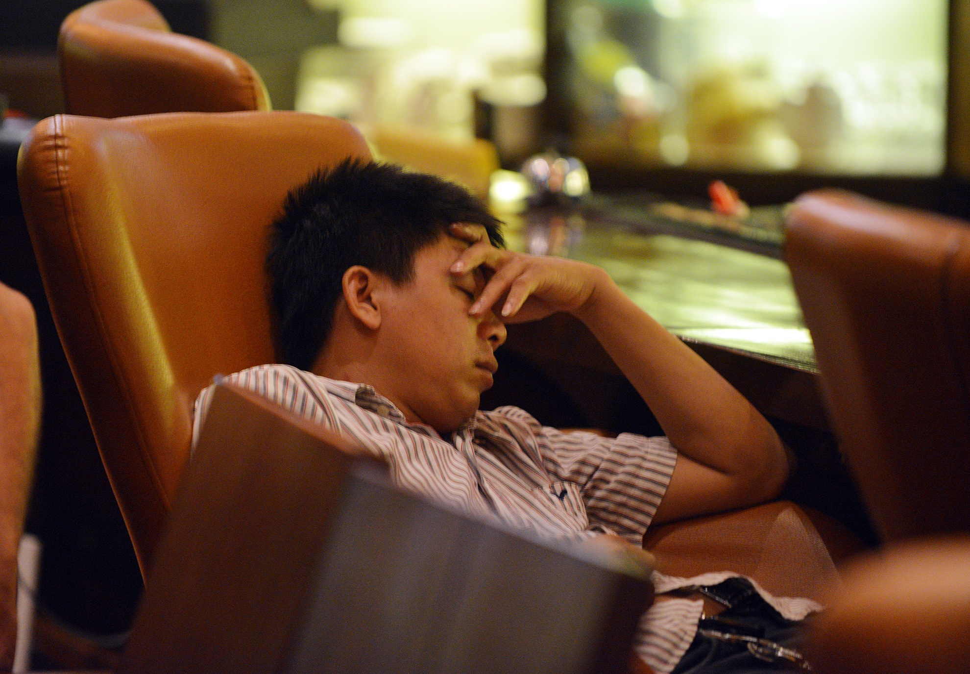 ... thậm chí nằm dài trên ghế salon.