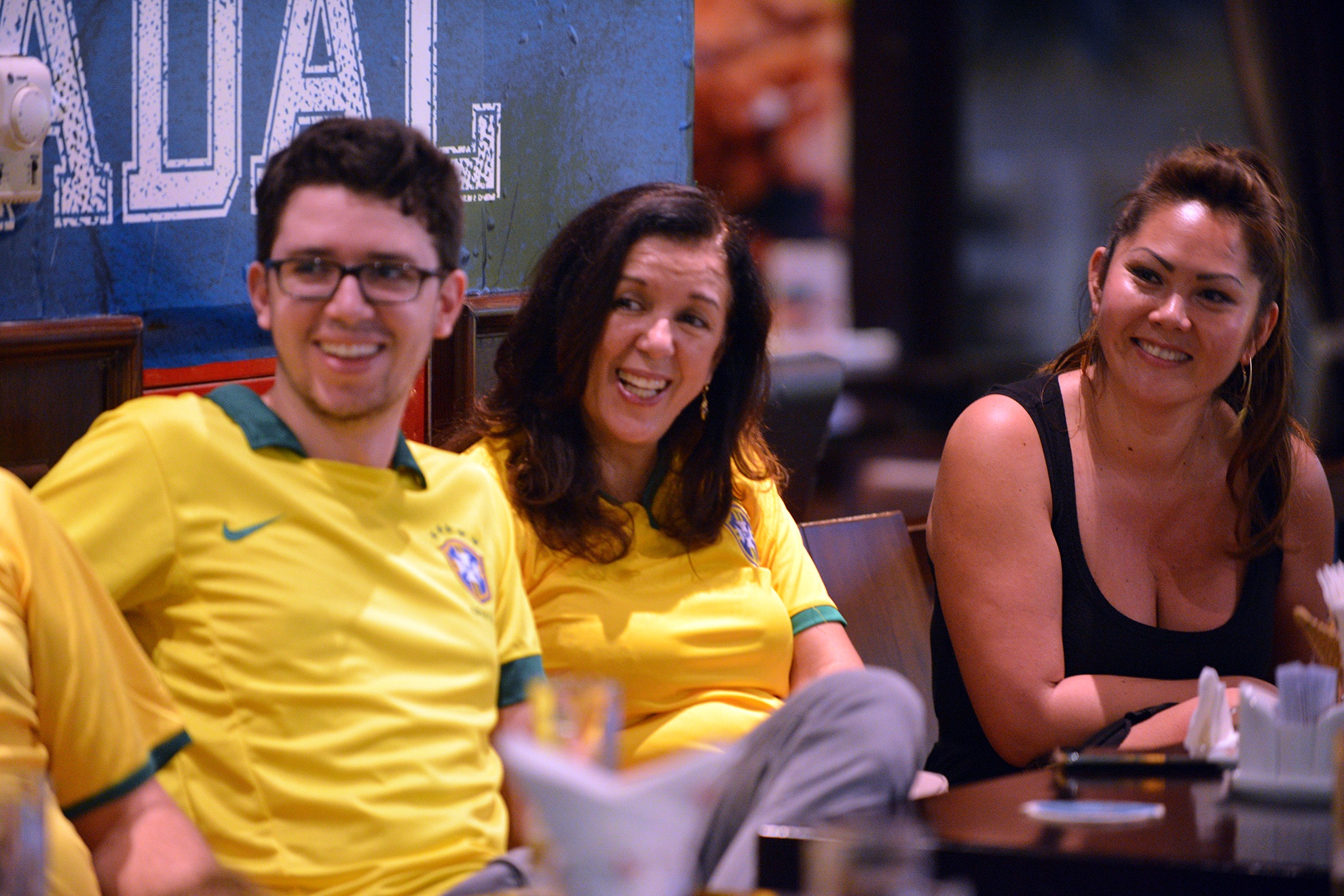 Những phút cuối trận các cổ động viên quay sang cổ vũ Đức.