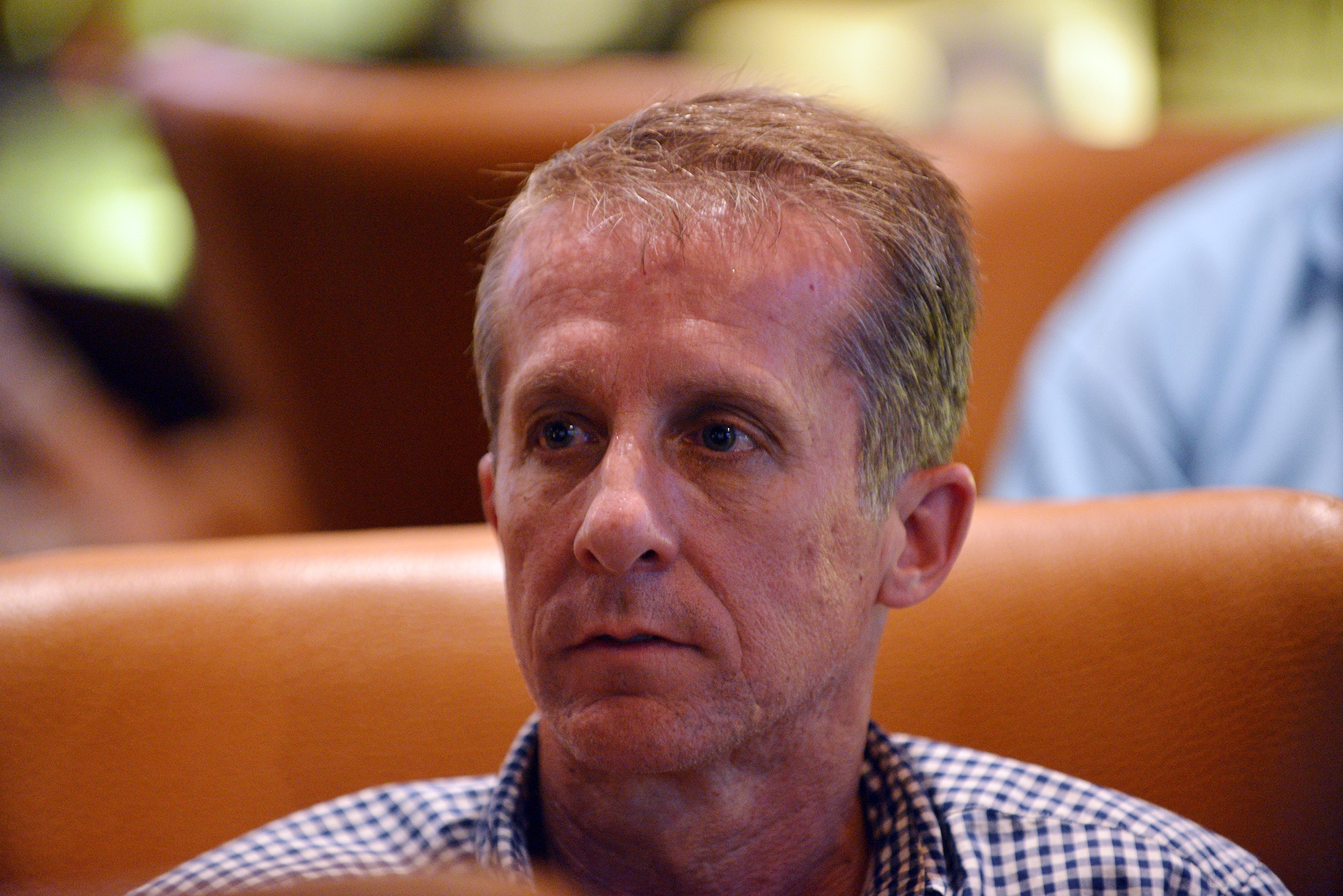 Người đàn ông chứng kiến Oscar ghi bàn nhưng không thể nhoẻn cười.