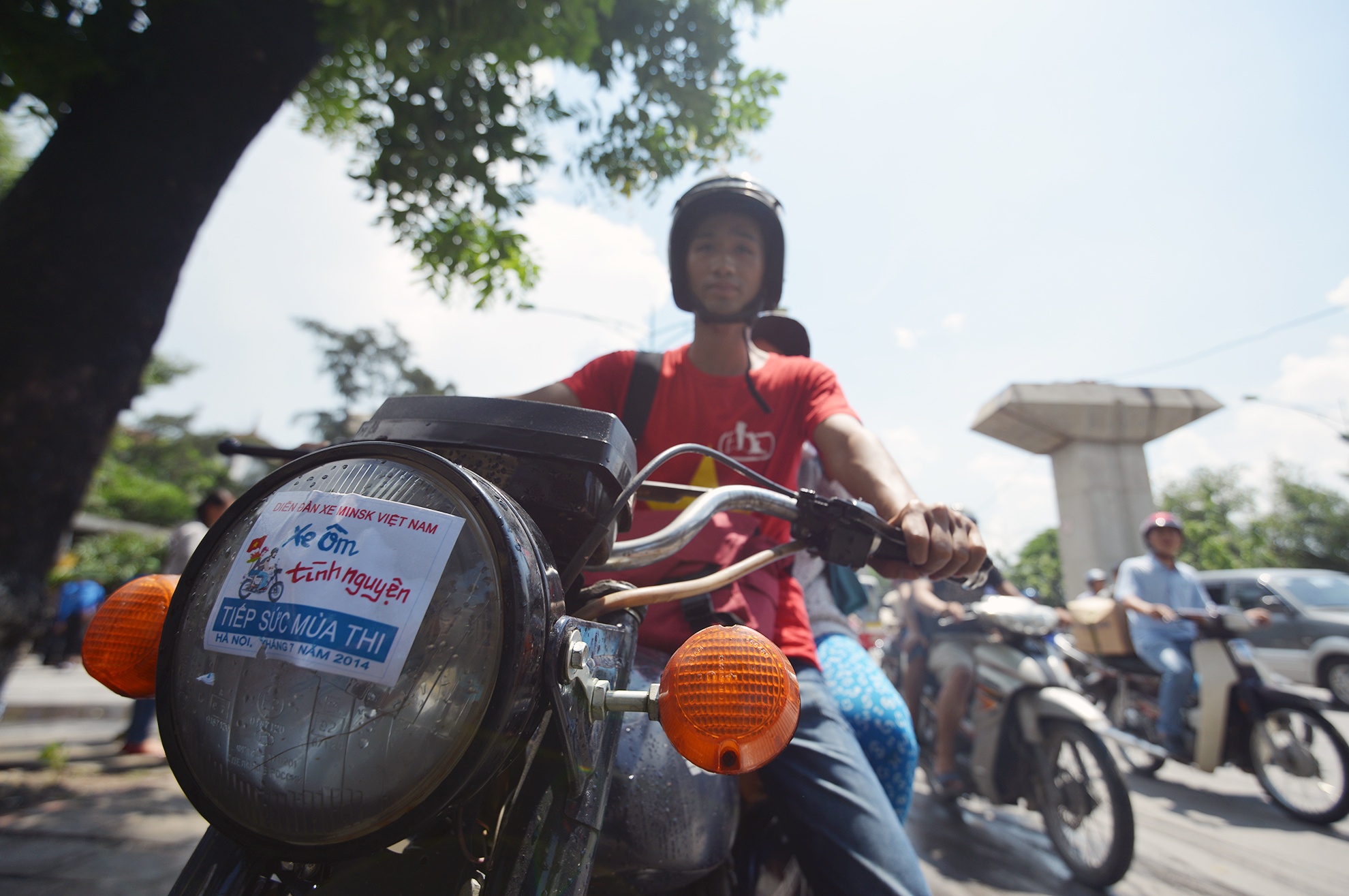 Xe 'dong nat' dua don si tu thi dai hoc hinh anh