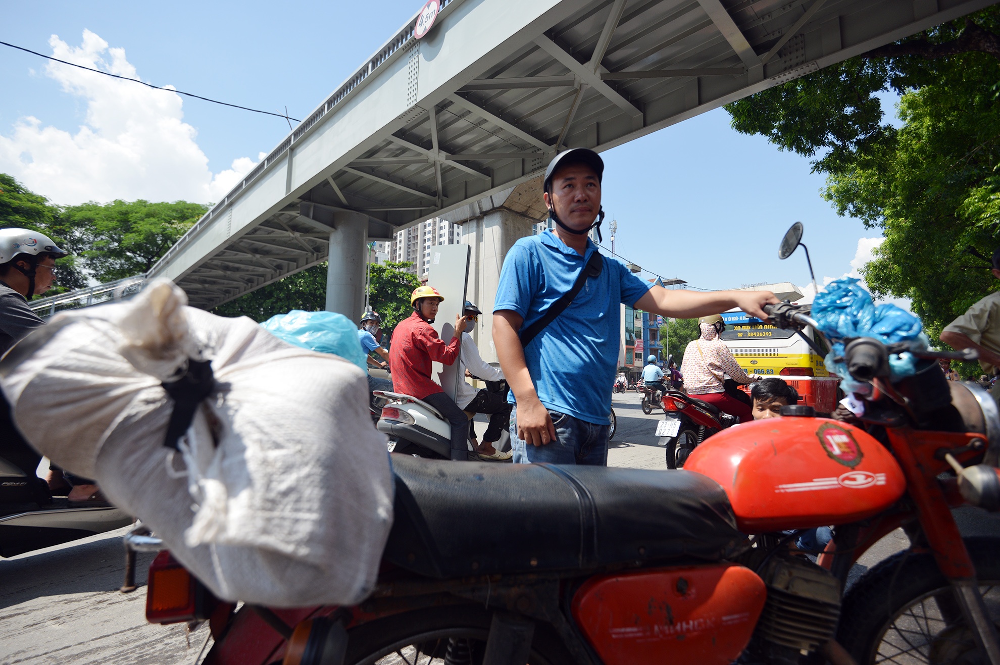 Ngay sau khi bước ra khỏi cổng trường thi, đội xe đã huy động người đón.Xe minsk rộng và dài nên chở được nhiều đồ cồng kềnh của các sĩ tử.