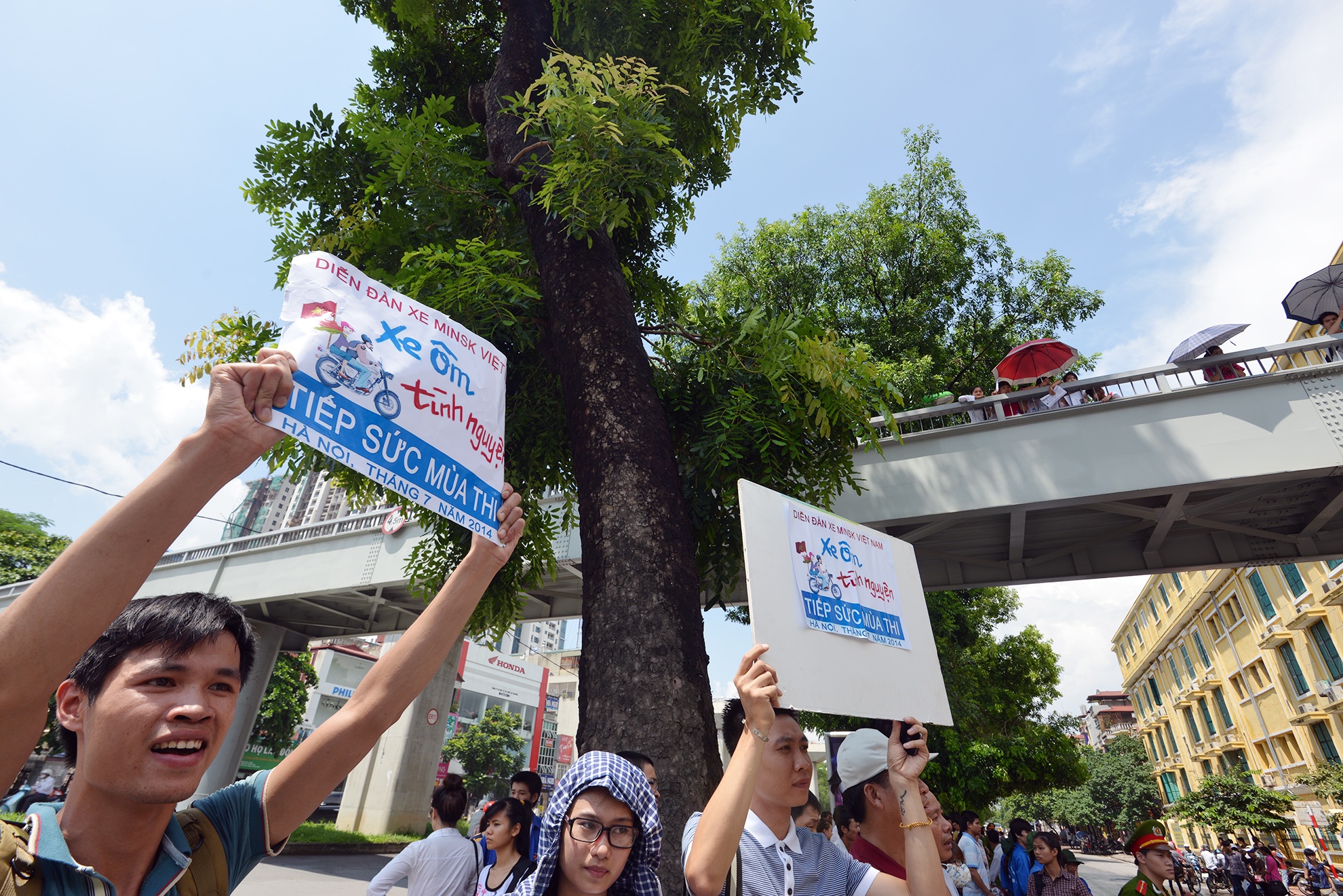 Trưa 10/7, diễn đàn xe Minsk Việt Nam huy động 25 xe đưa đón miễn phí thí sinh sau môn thi sáng nay.