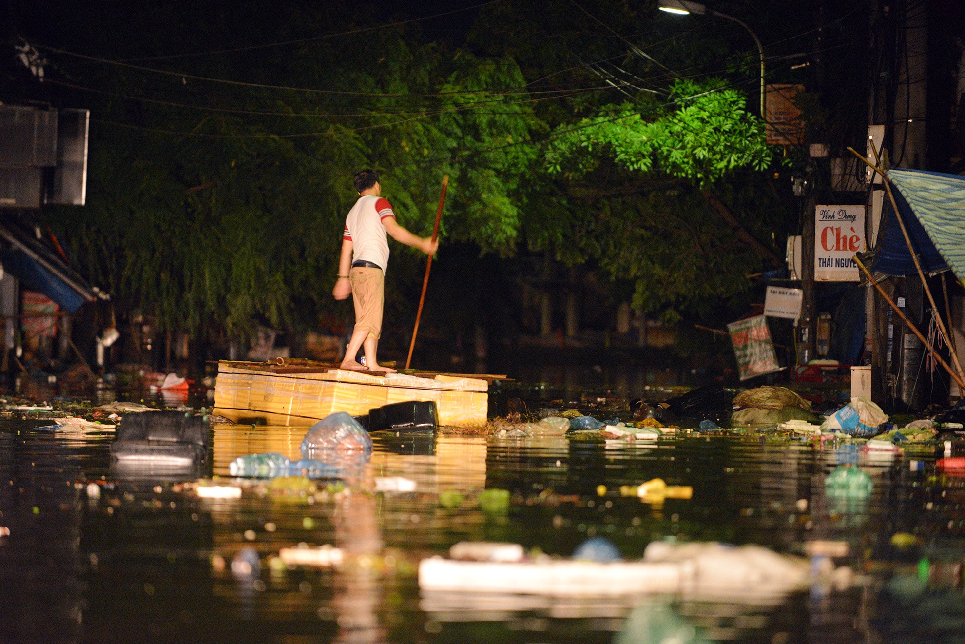 Nguoi Lang Son mo mam di bang phao giua bien nuoc hinh anh