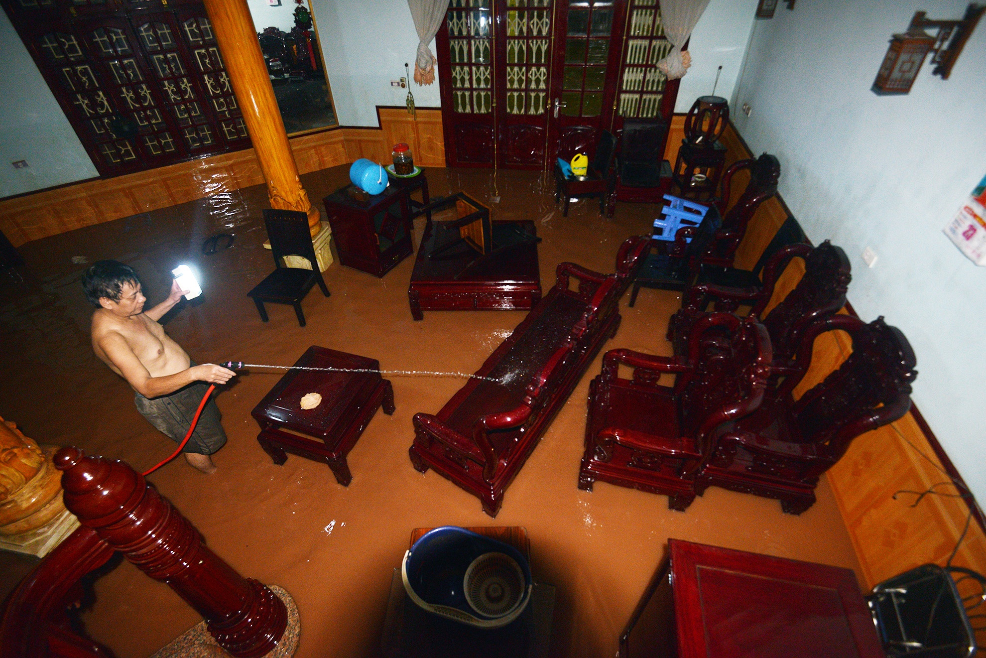 Trang dem don dep nha cua sau tran lut lich su hinh anh