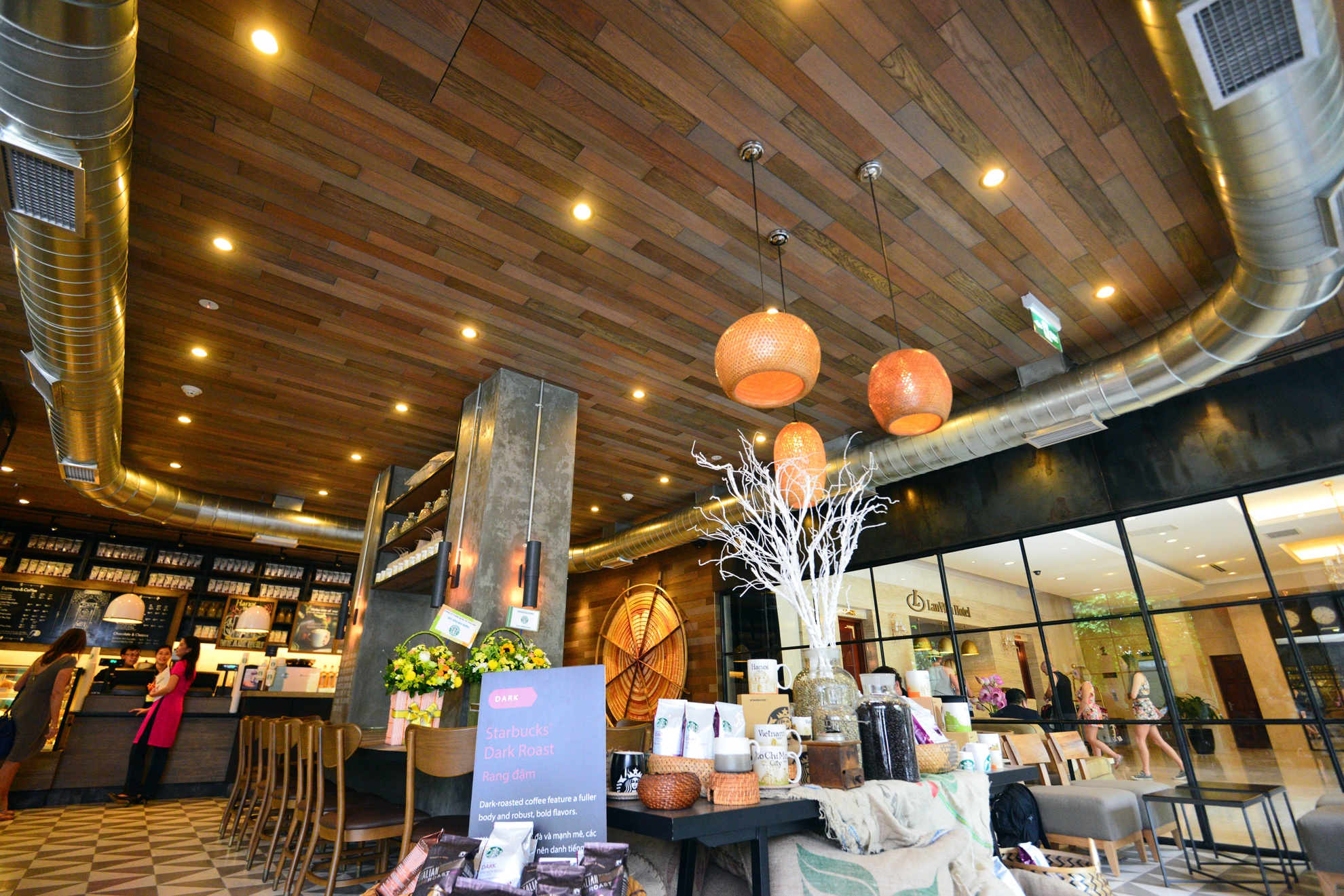 Ben trong cua hang Starbucks dau tien tai Ha Noi hinh anh