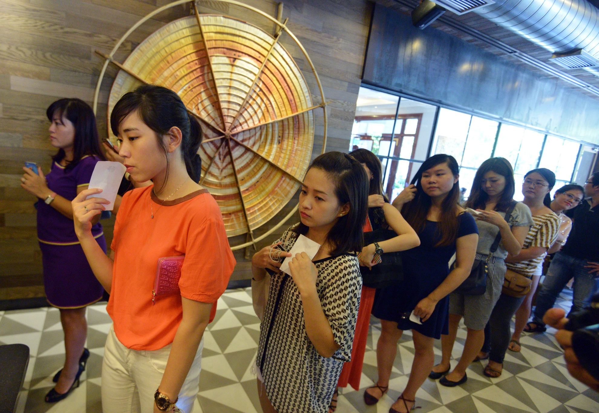 Xep hang uong ca phe Starbucks o Ha Noi hinh anh