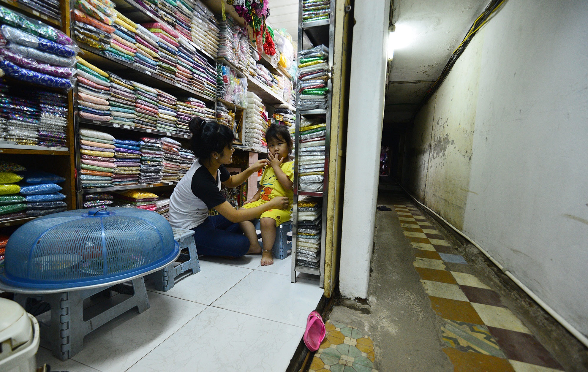 Nhung con ngo sau hun hut va ti hon chi co o pho co hinh anh