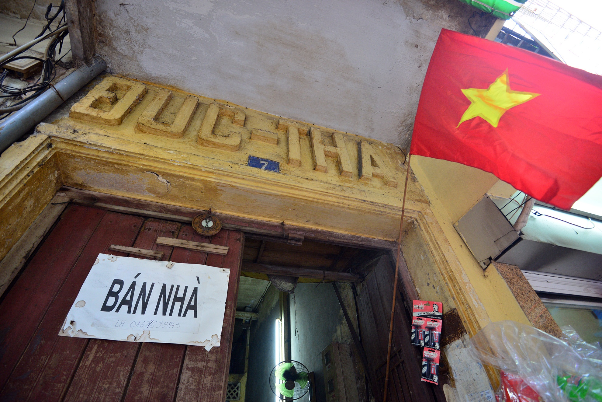 Một biển quảng cáo có thời gian 150 năm của ông Dương.