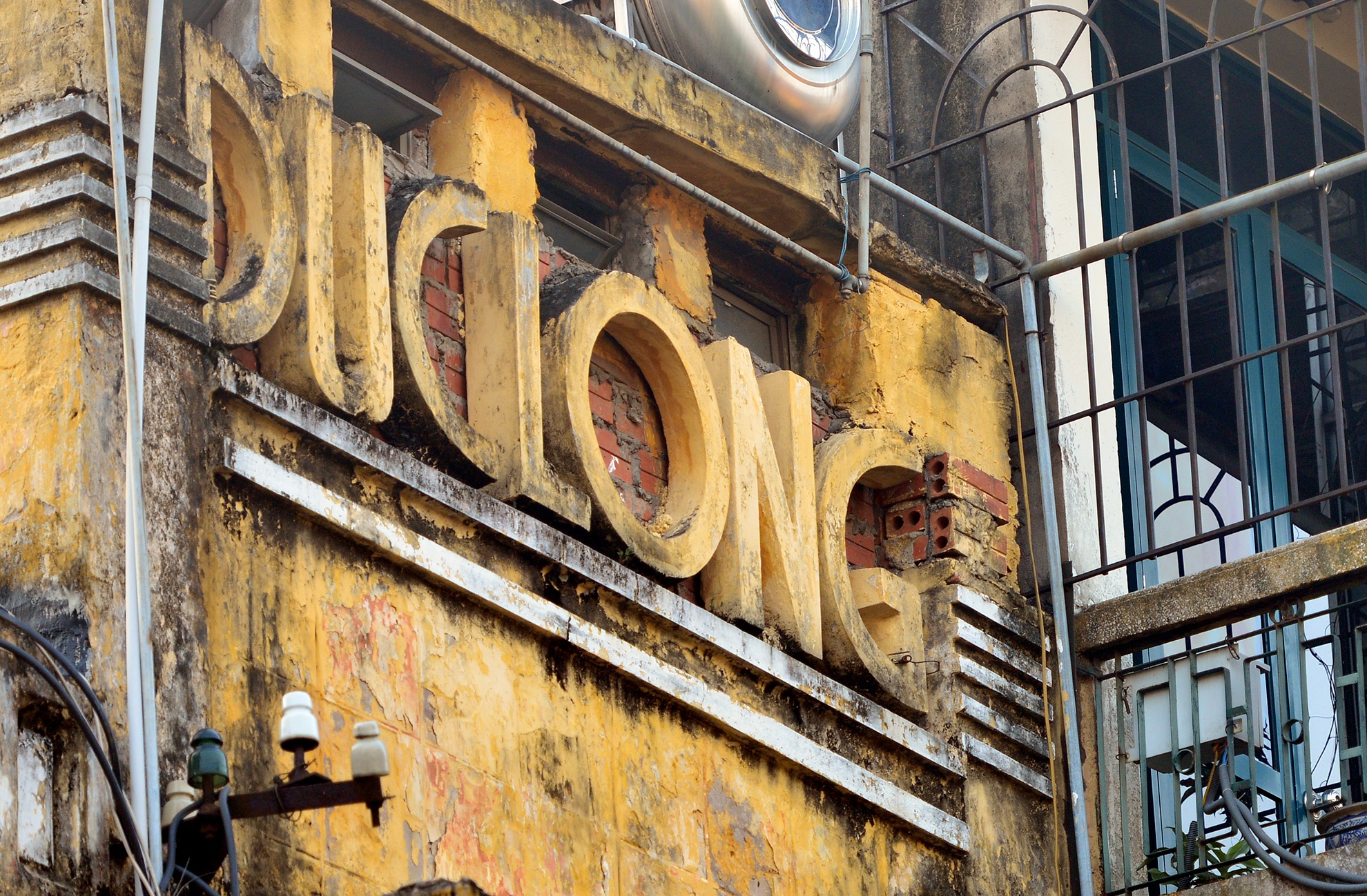 Nhung bang quang cao co tuoi tho gia nhat Ha Noi hinh anh