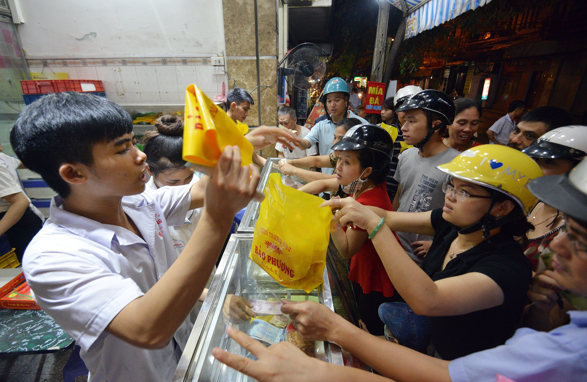 Dan Ha Noi xep hang dem cho mua banh trung thu co truyen hinh anh