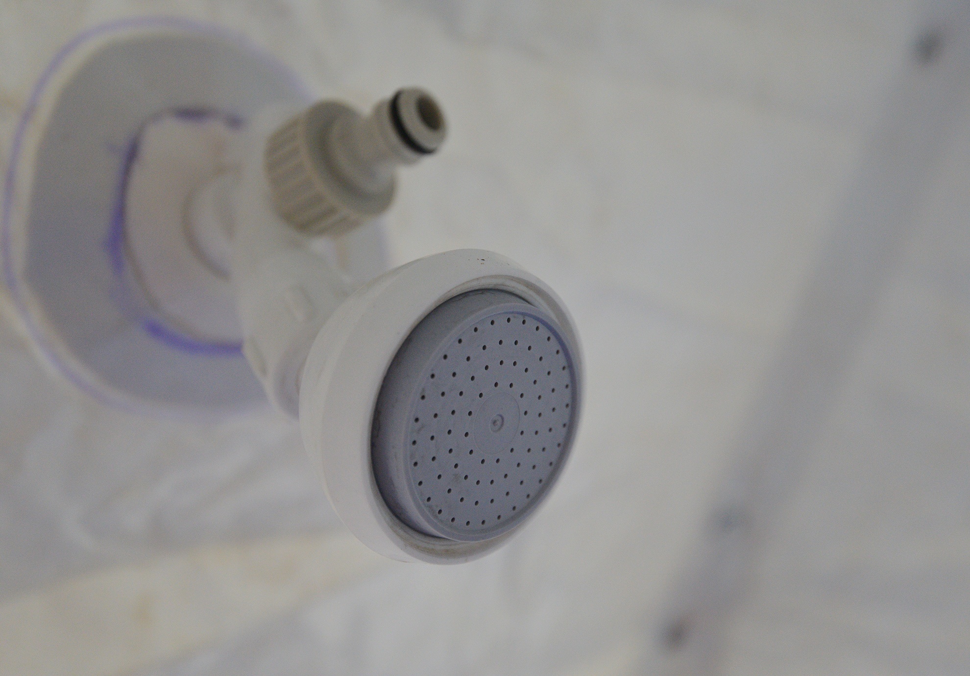  Những vòi hoa sen và các bóng đèn 12v được bố trí đủ sáng để thực hiện các tình huống nguy cấp.  Vòi khử khuẩn của hệ thống nhằm đáp ứng trong trường hợp dịch bệnh khẩn cấp