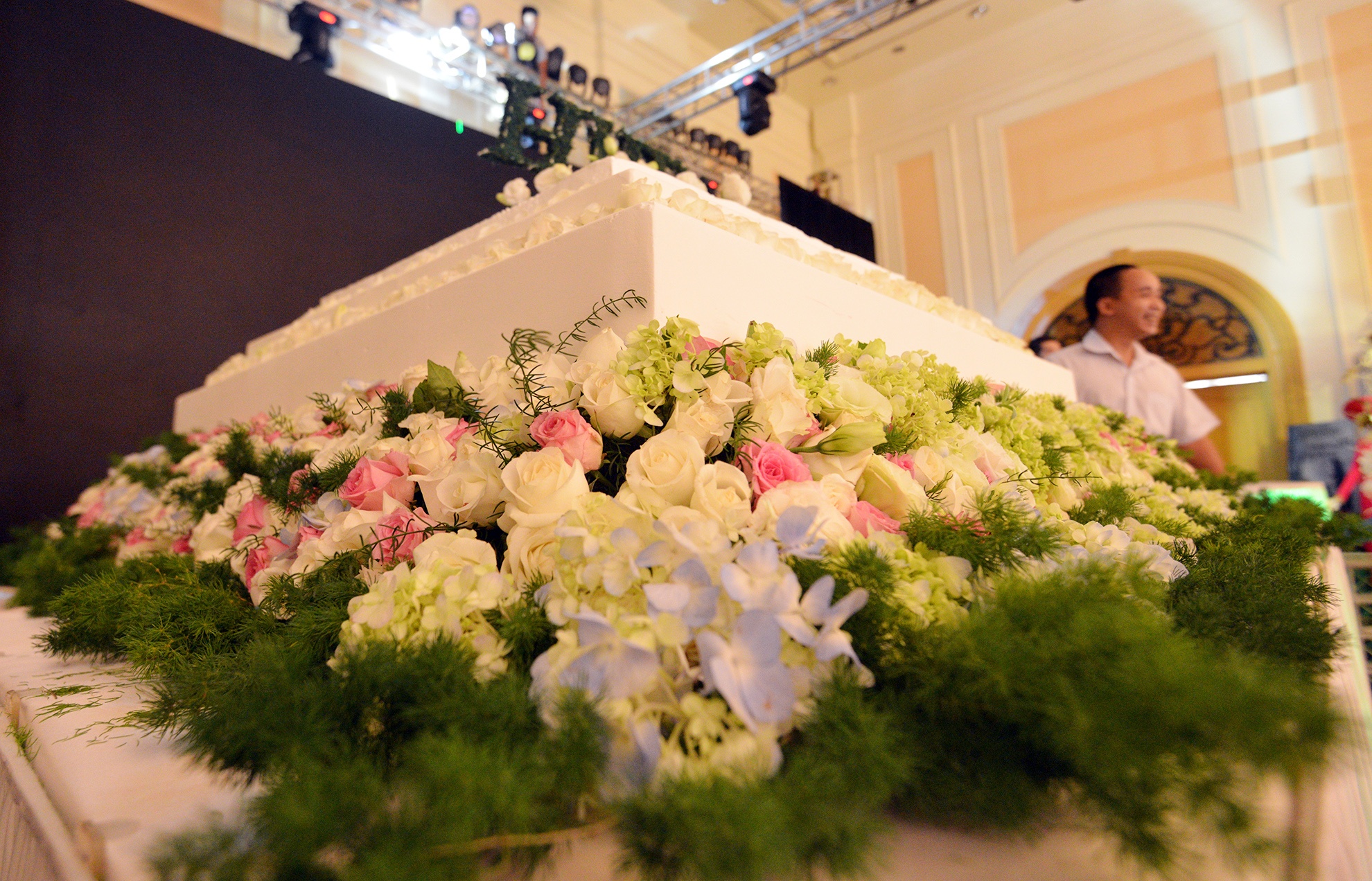 Banh cuoi khong lo voi hon 3.500 bong hoa tai Ha Noi hinh anh