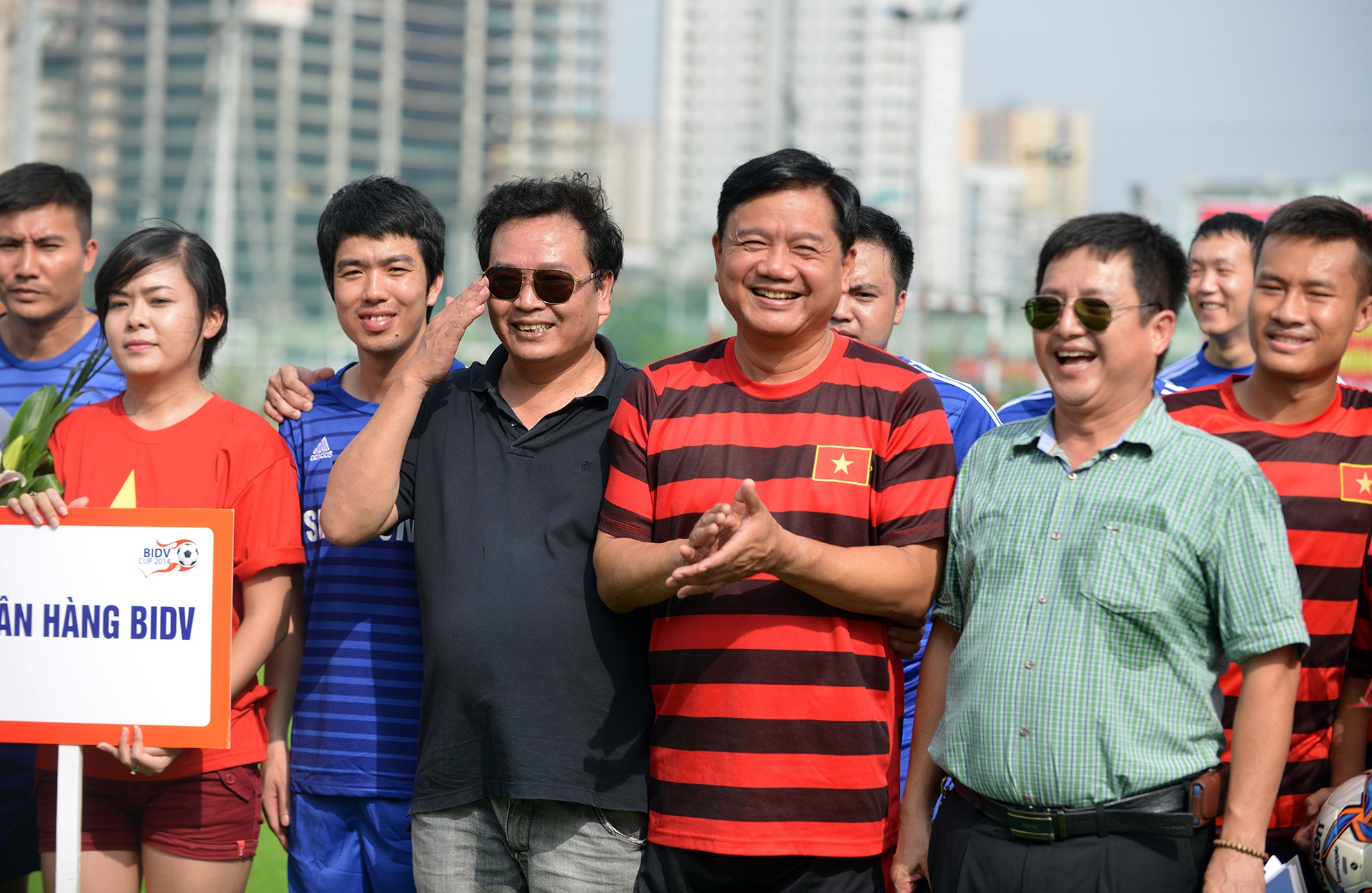 Chiều nay, chủ nhật ngày 3/8/2014, theo một nguồn tin gửi đến cho chúng tôi, tại khu đô thị Ecopark, khá nhiều cư dân ở đây đã có cơ hội theo dõi trận đá bóng giao hữu giữa Đội Giao thông - Vận tải và Đội Văn nghệ sĩ, đặc biệt đội Giao th