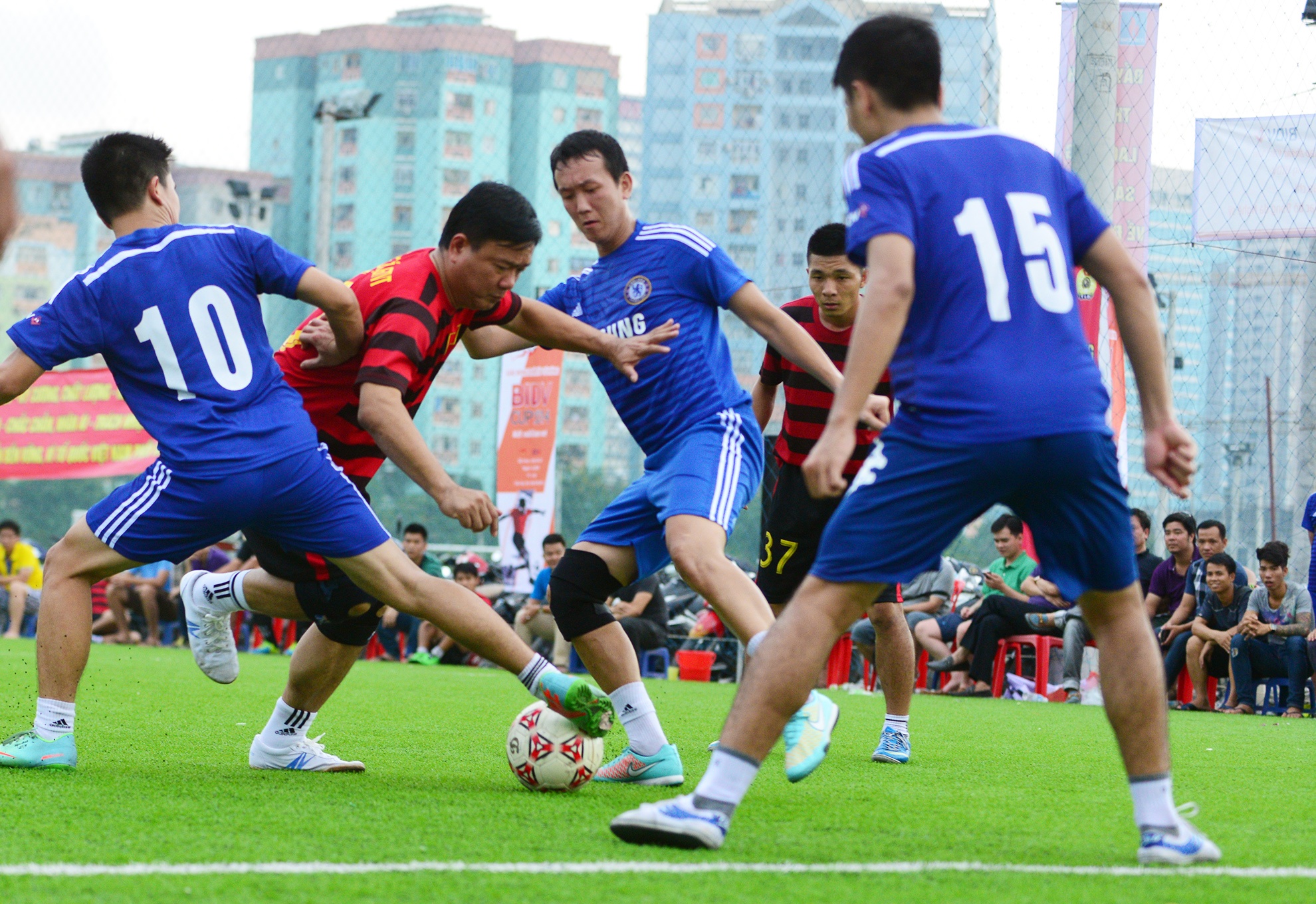 Bo truong Thang ghi ban trong tran dau voi cac nghe si hinh anh