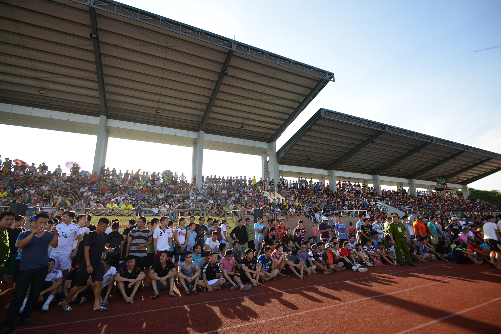  Chiều 17/8, loạt trận tiếp theo của giải bóng đá ngoại hạng Hà Nội được tổ chức tại sân bóng Bộ Công An thu hút sự quan tâm rất lớn của đông đảo người hâm mộ, khán đài A chật kín người nên phải ngồi xuống đường pitch. 