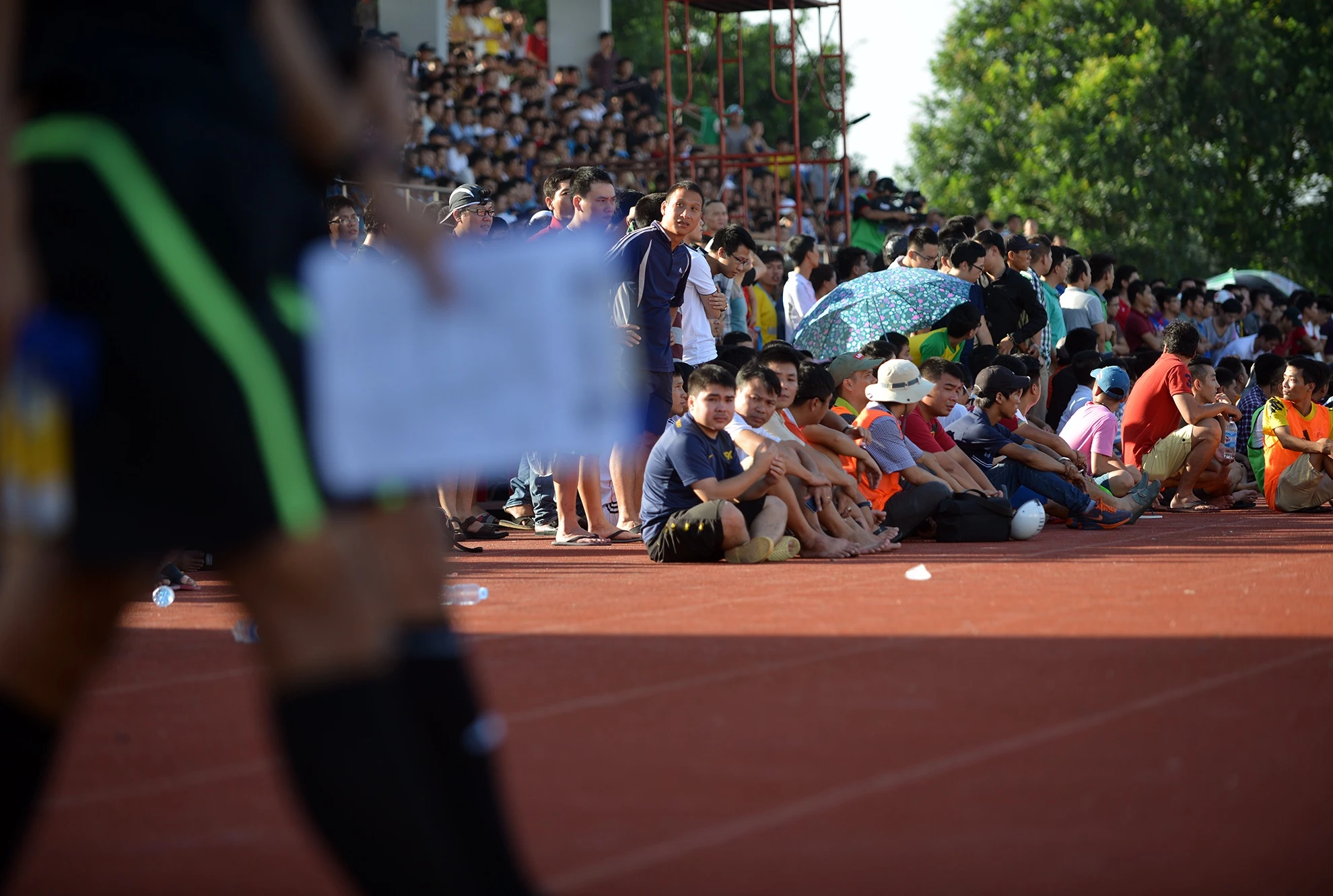 Cái nắng oi ả không cản được dòng người đến xem và cổ vũ các trận đấu. 