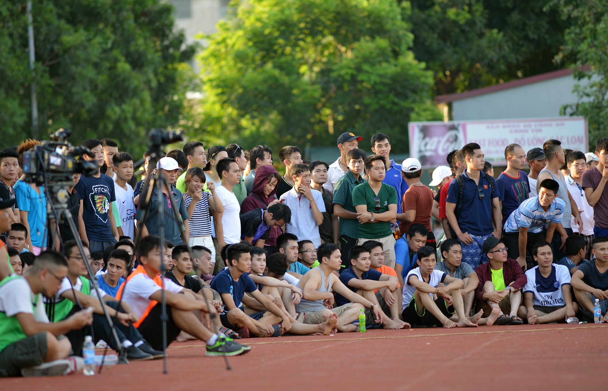 Càng về chiều, khán giả đến càng đông. Khu vực dành cho phóng viên tác nghiệp chật cứng khán giả. 