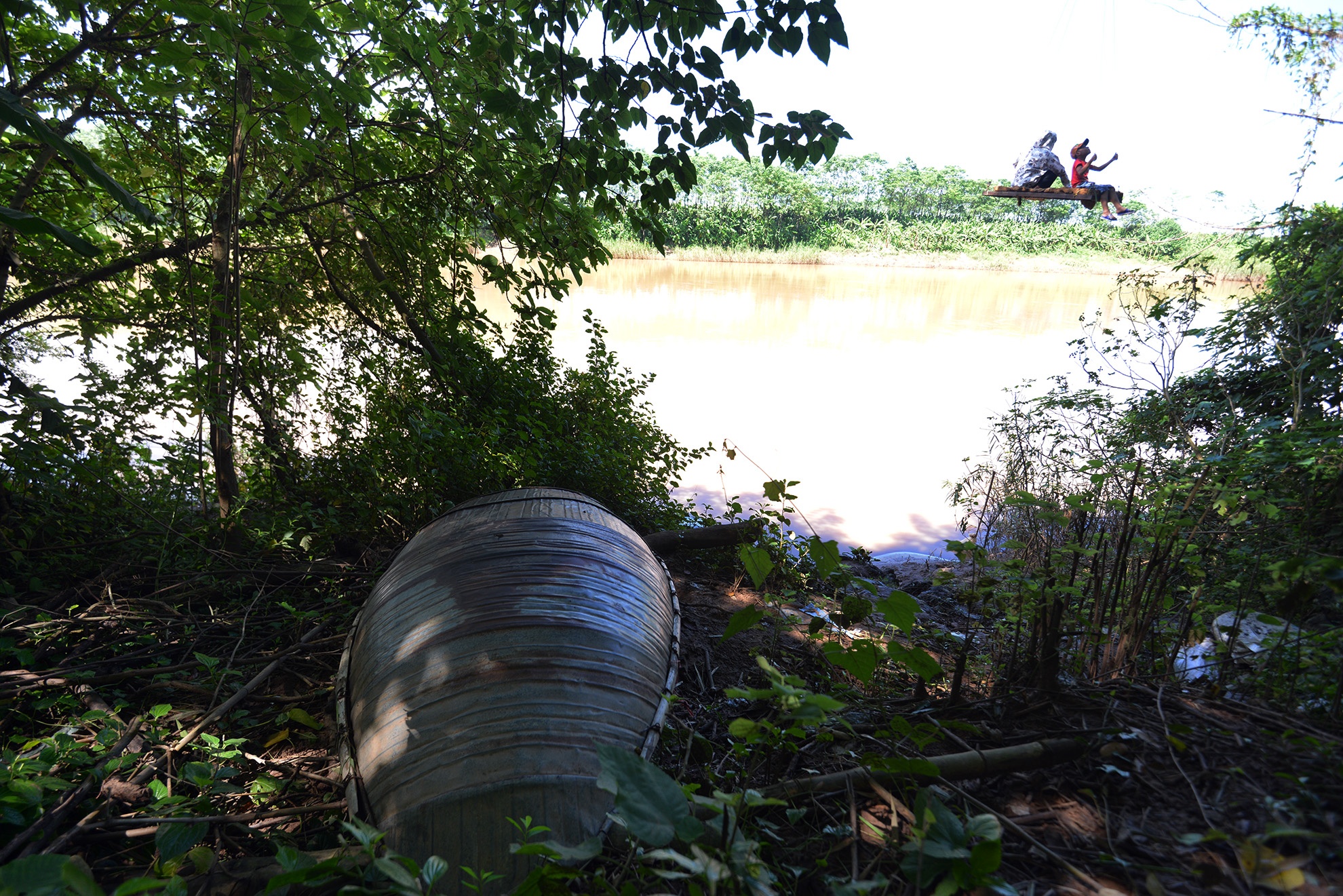 Những chiếc thuyền không còn được tin dùng, bị vứt chỏng chơ trong các góc vườn. Người dân nơi đây cũng cho biết hơn một năm cáp treo hoạt động may mắn chưa có vụ tai nạn nào xảy ra.