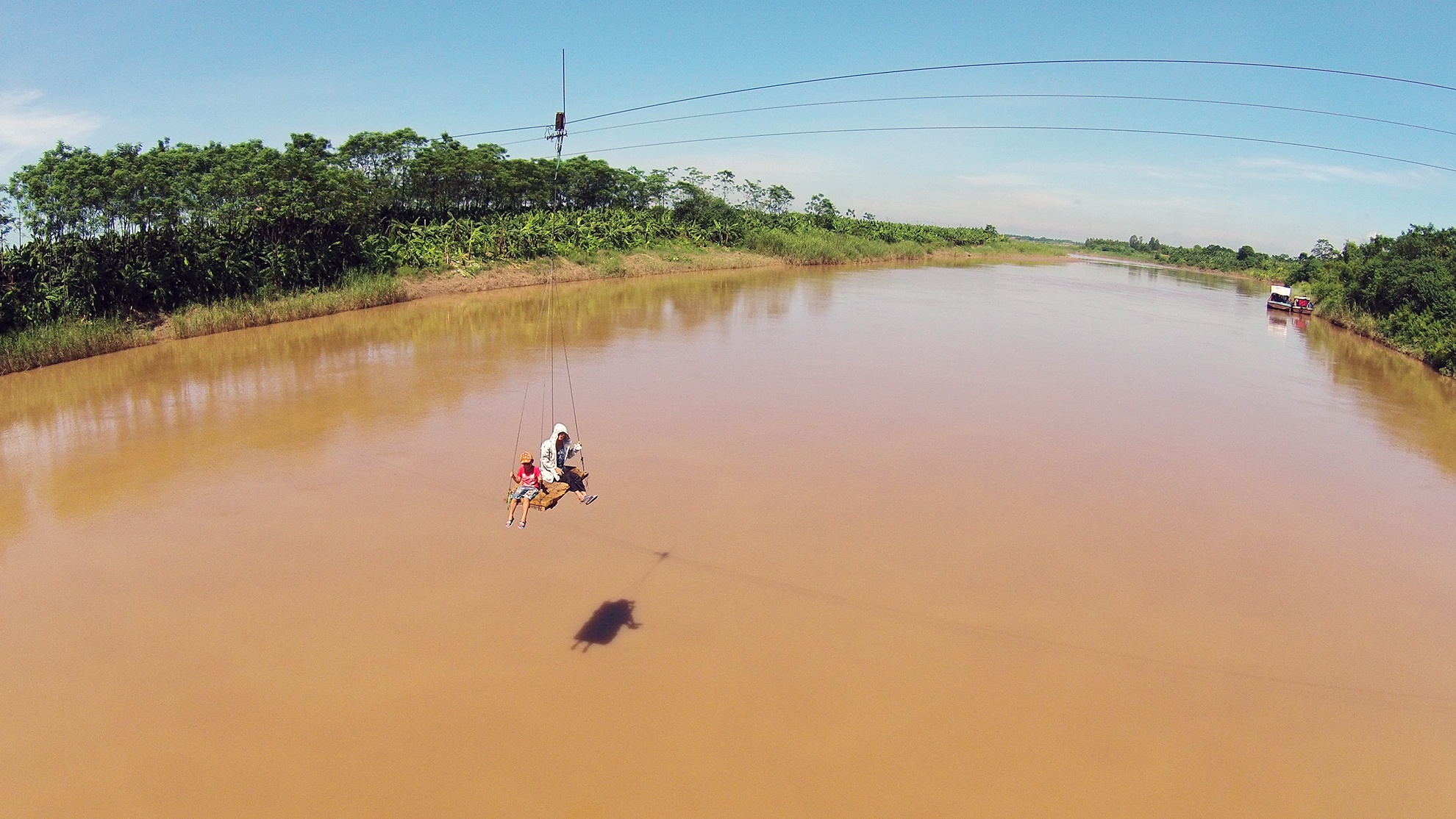 Để tới bãi giữa (nhánh nhỏ của sông Hồng đoạn xã Đại Mạch, Đông Anh, Hà Nội) chăm vườn cây, người dân thôn Mai Châu đã tự chế một chiếc cáp treo để chuyên chở người và hàng hóa.
