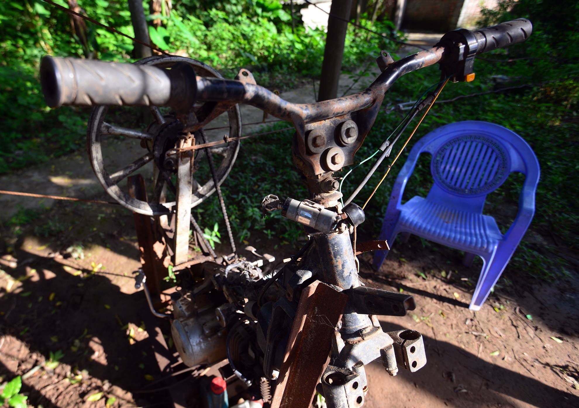 NhVận hành cho cáp treo là động cơ được chế lại từ một chiếc xe máy cũ. Dây cáp treo được nối qua ròng rọc thẳng xuống động cơ này giúp lợi về lực và quãng đường để di chuyển nhanh hơn. Khi có người đi qua sông, chỉ cần một người đạp nổ động cơ, sau đó dùng tay trái ga như xe máy, tay phải dùng để phanh (hãm) cáp treo.