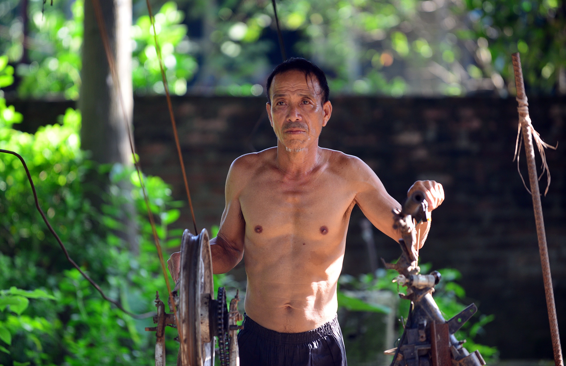 Ông Dứa cho biết, hệ thống cáp treo được hoàn thành tháng 6/2013 do 7 hộ dân có đất trồng chuối ở bãi giữa đóng góp. Toàn bộ 