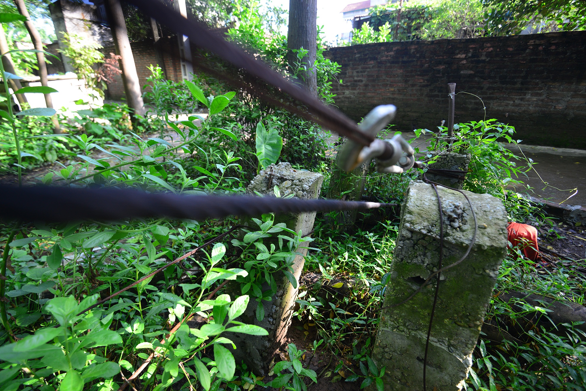 Những cọc bê tông lớn và hai cột sắt cao được chôn ở hai đầu cáp treo được dùng để giằng và chịu lực. 