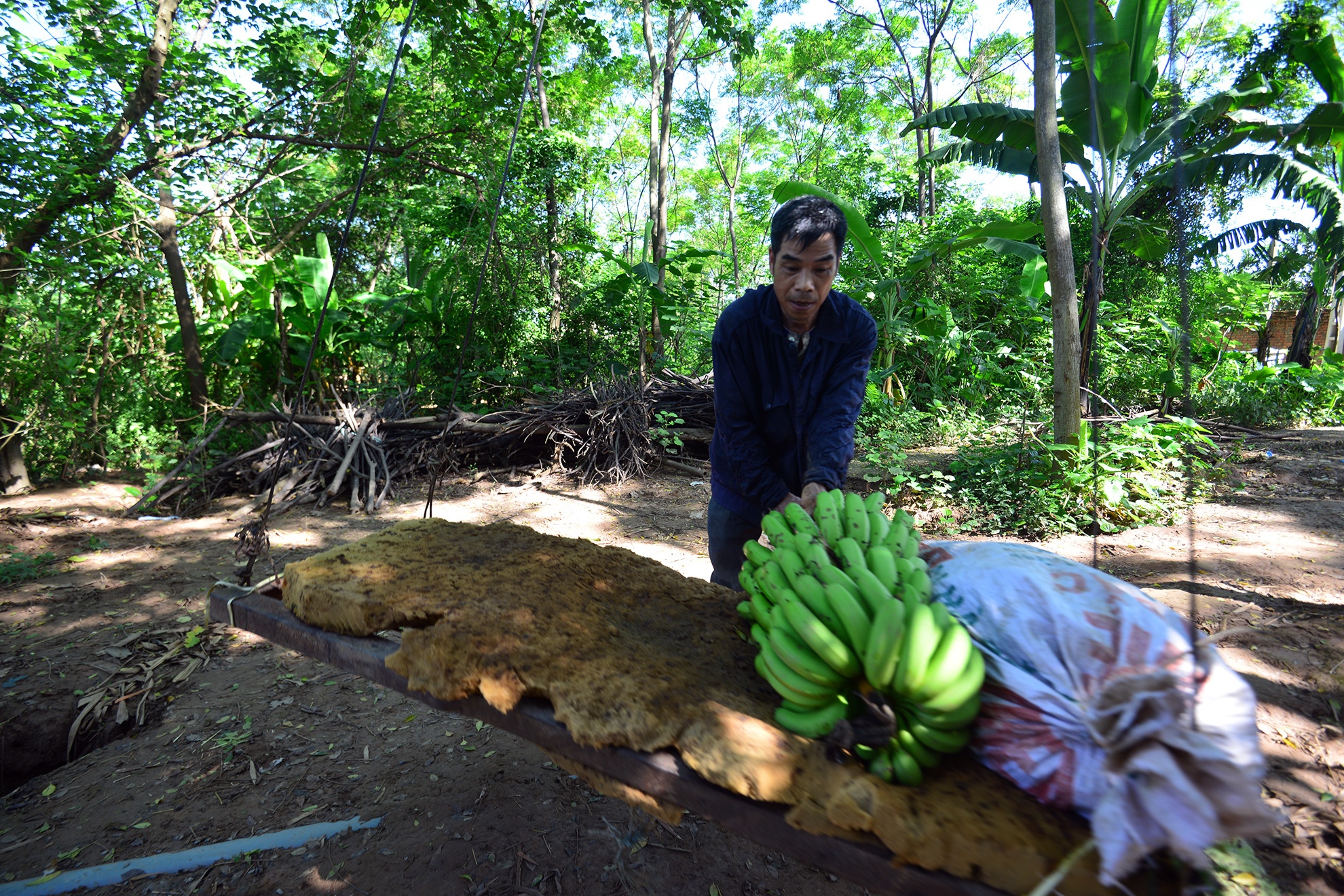 Còn ông Tuyền cho biết, từ ngày cáp treo vận hành trơn tru, người dân dù gặp trời mưa hay giông không còn phải chờ đò. Nhiều người khách muốn đi cáp treo ông không lấy đồng xu nào. 