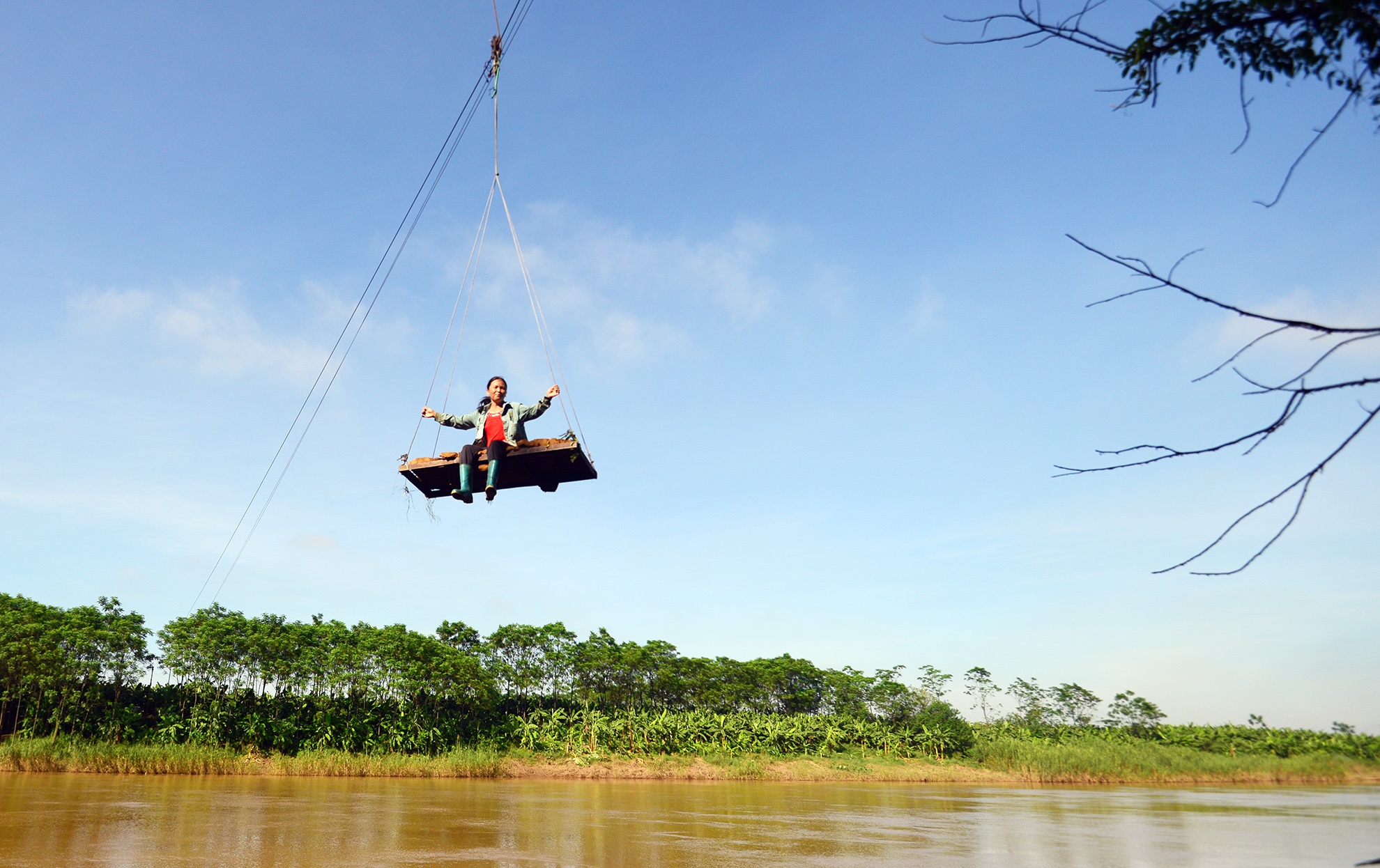 Và cứ như thế hàng ngày người dân vẫn di chuyển bằng cáp treo tự chế qua con sông này. Chị Tâm, một người dân tại thôn Mai Châu cho biết, ban đầu cảm giác rất sợ nhưng rồi đi mãi cũng thành quen.