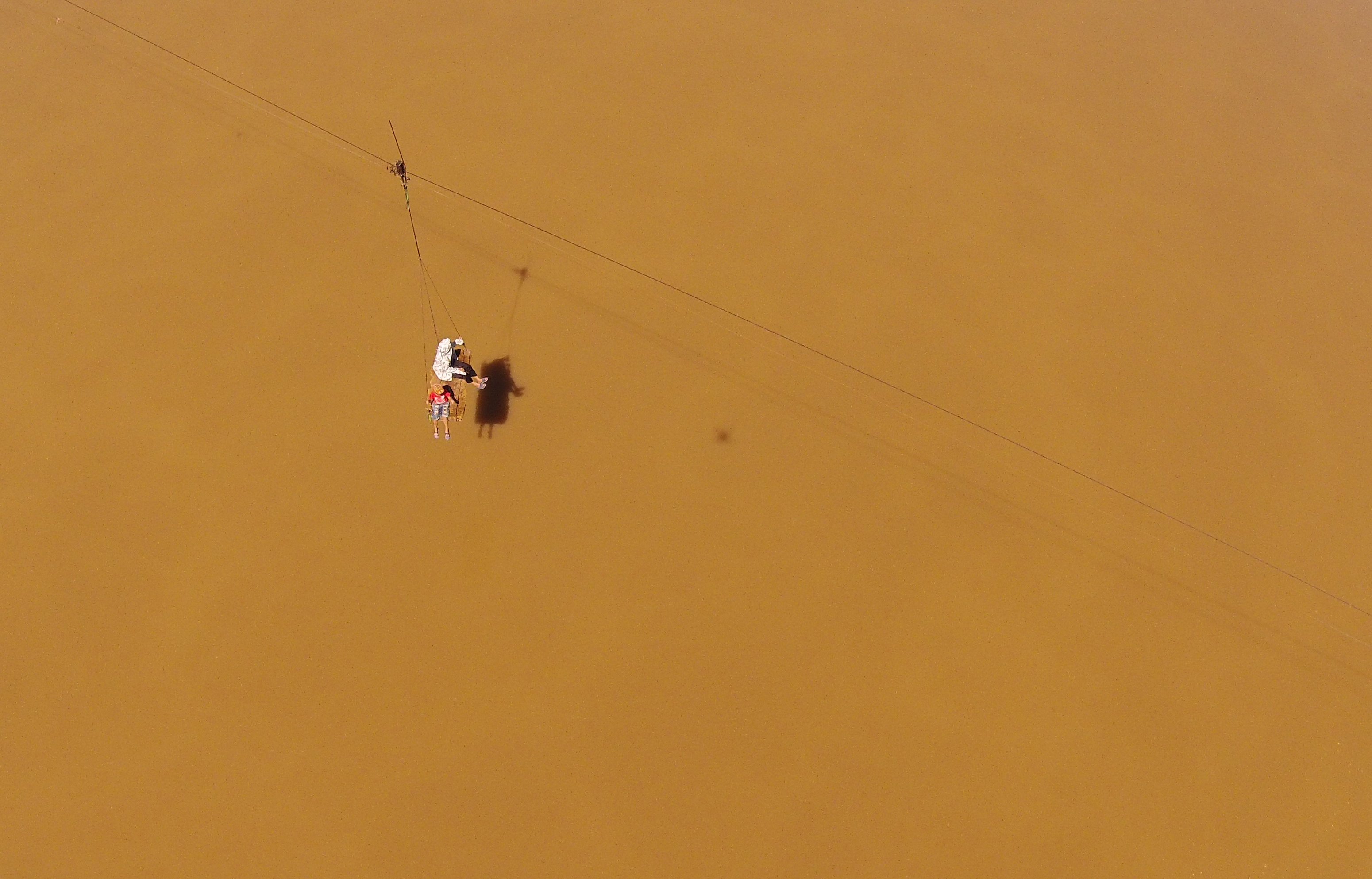 Có những lần nước dâng cao, cáp treo người dân đi sát mặt nước. 