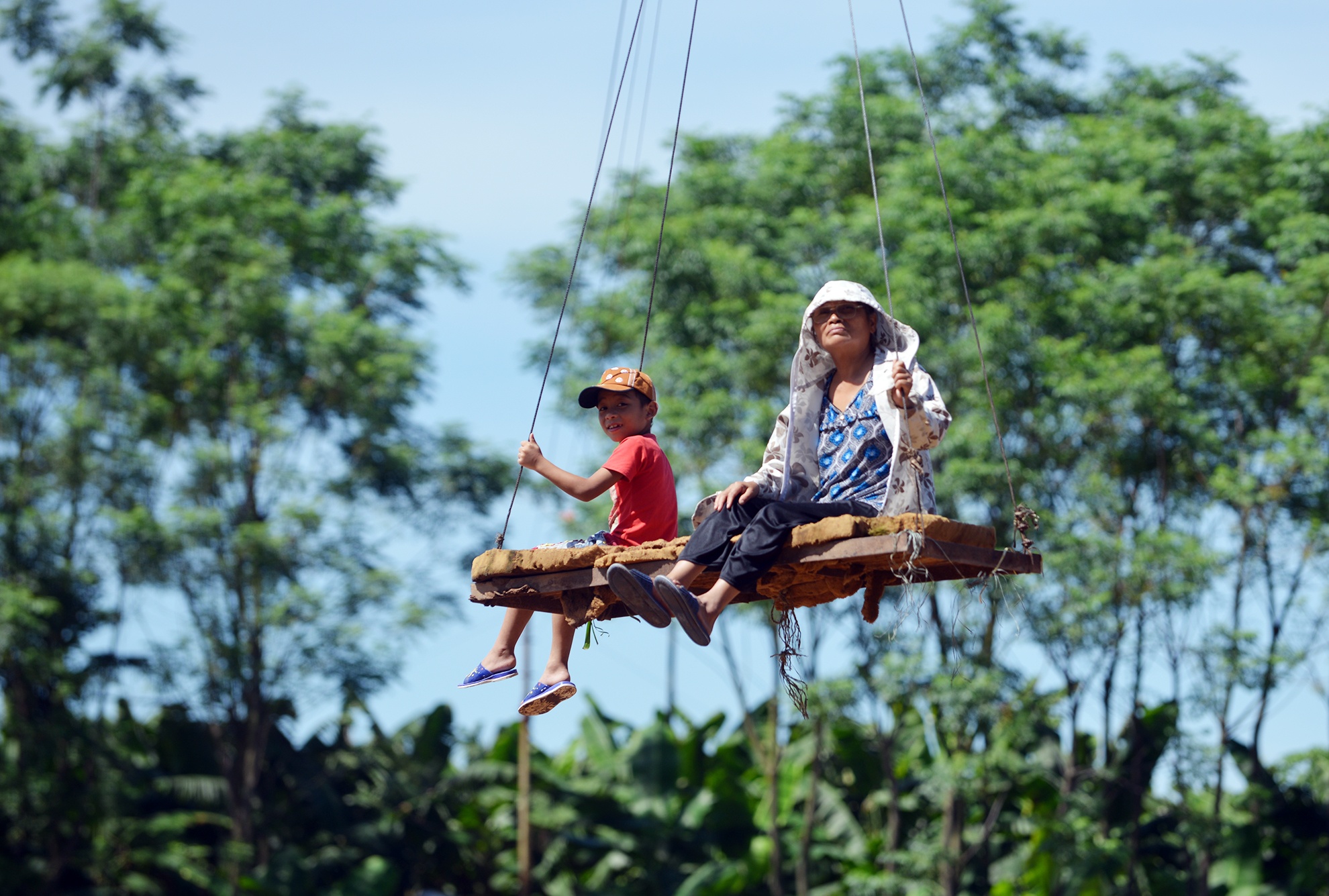 Vận tốc của cáp treo lên tới 20 km/h. Trung bình một lần qua sông khoảng 30 giây trong khi đó nếu chèo thuyền phải mất hơn 10 phút. Thời điểm cáp treo hoạt động liên tục là trước dịp rằm hoặc mùng 1 âm lịch hàng tháng. Khi đó người dân đi thu hoạch chuối và ổi để đem xuống các chợ nội thành Hà Nội bán.