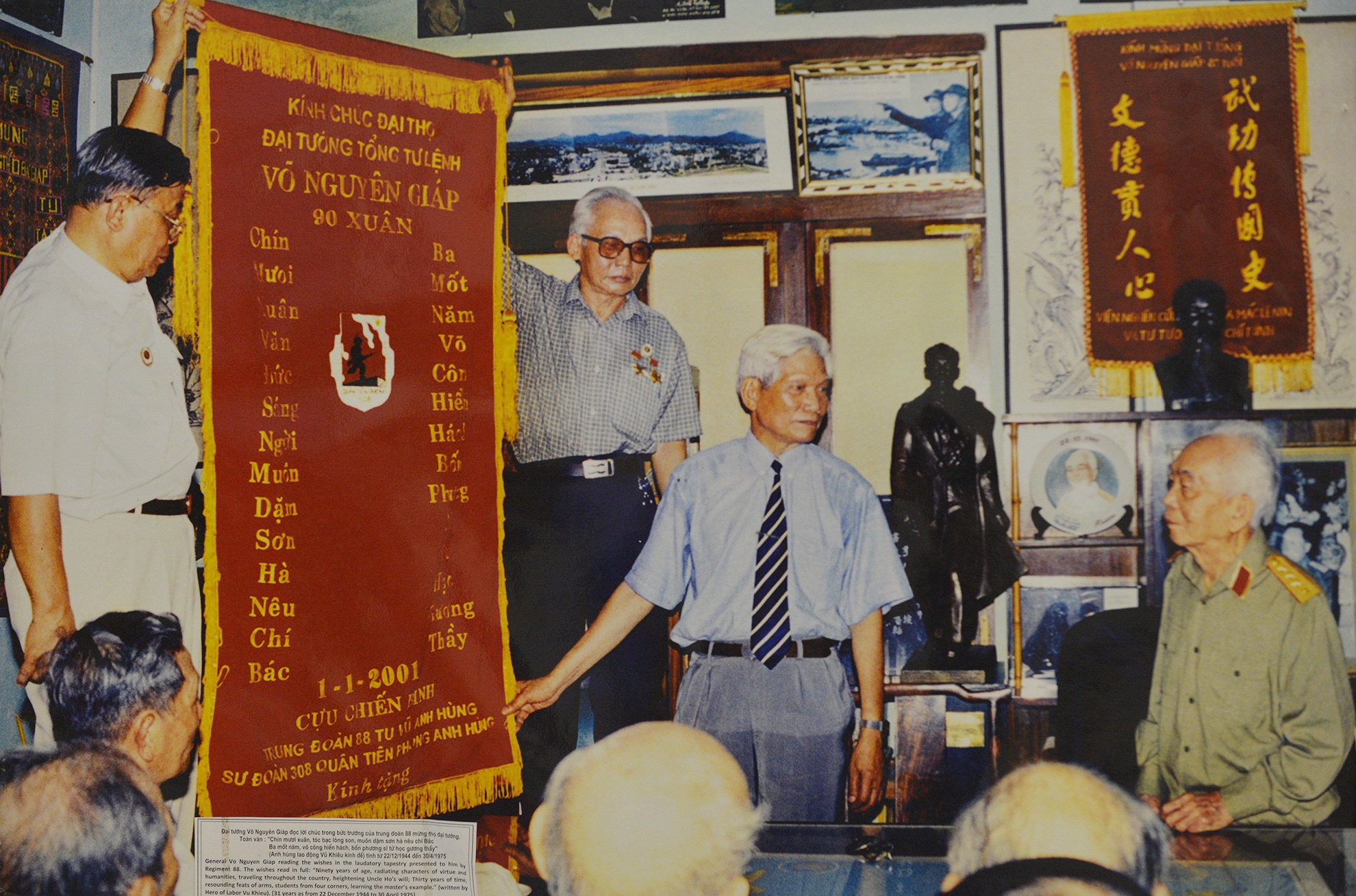  Đại tướng Võ Nguyên Giáp đọc lời chúc mừng của trung đoàn 88 mừng thọ Đại tướng. Đoạn chúc có câu: 