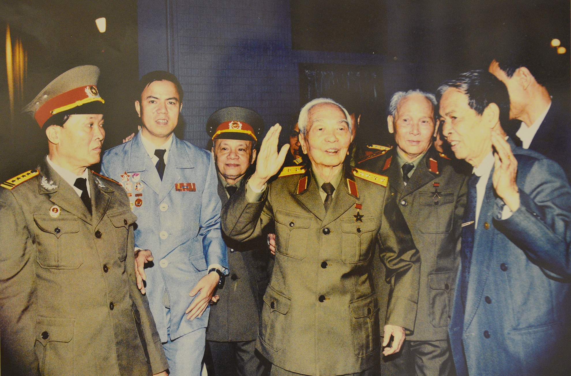 104 khoanh khac ve Dai tuong Vo Nguyen Giap hinh anh