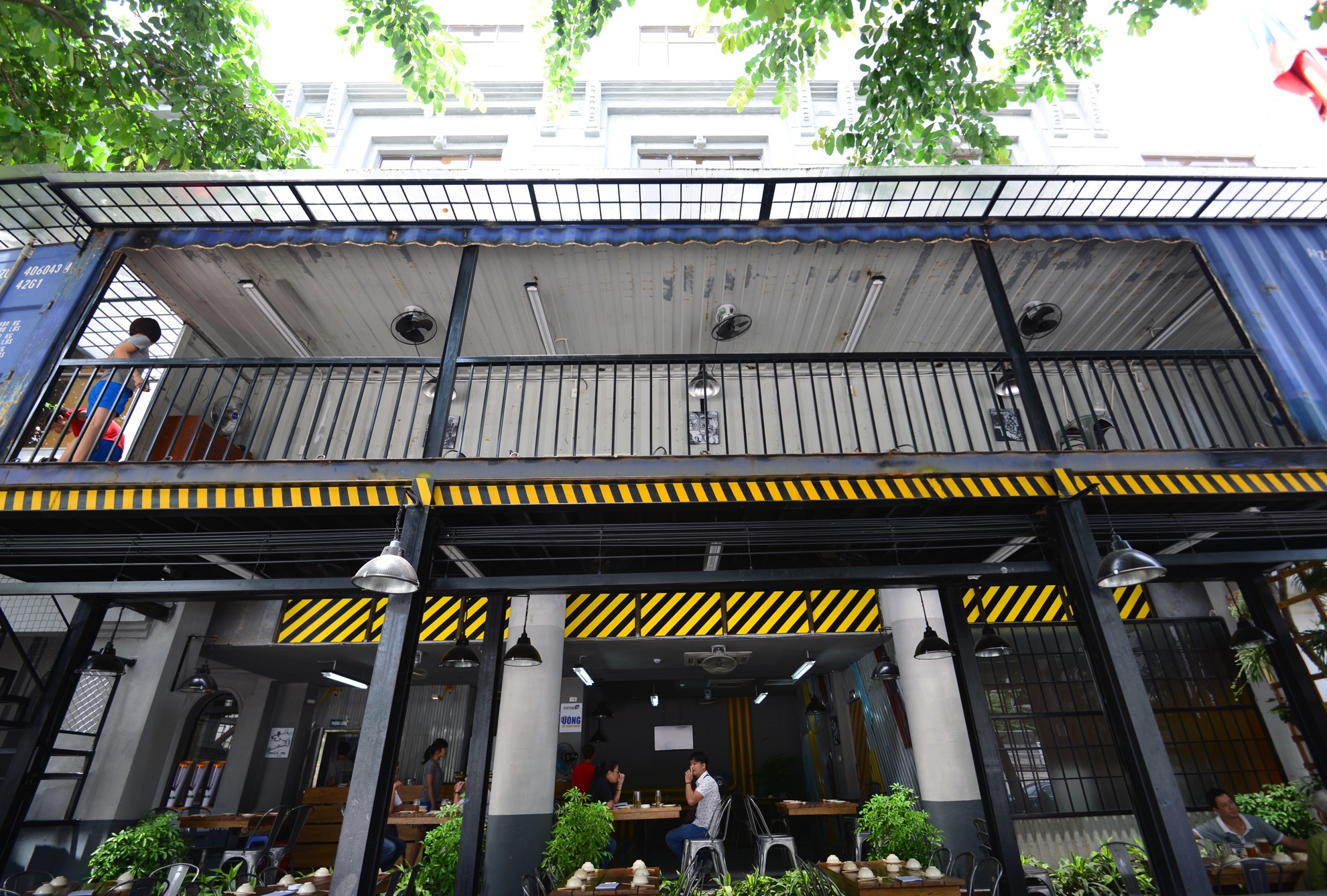 Quan bia thiet ke tu thung container hut khach Ha Noi hinh anh