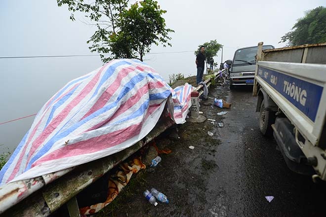 Những hành lý, vật dụng được của khách được đưa lên, tập kết bên lề đường.