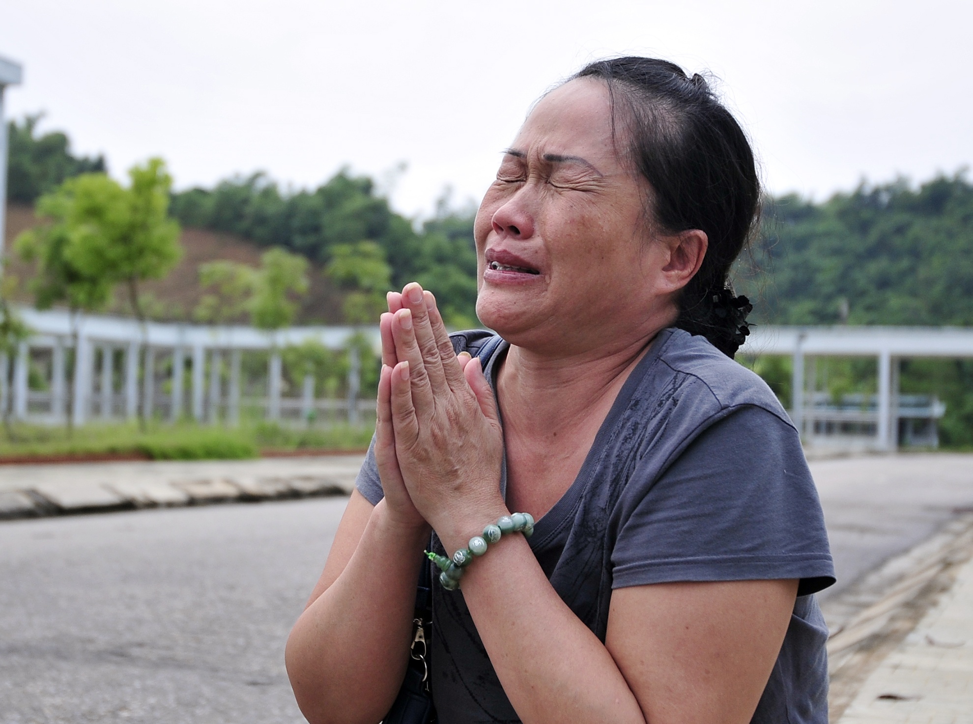 Nguoi nha nan nhan keu khoc vu xe khach lao xuong vuc Sapa hinh anh