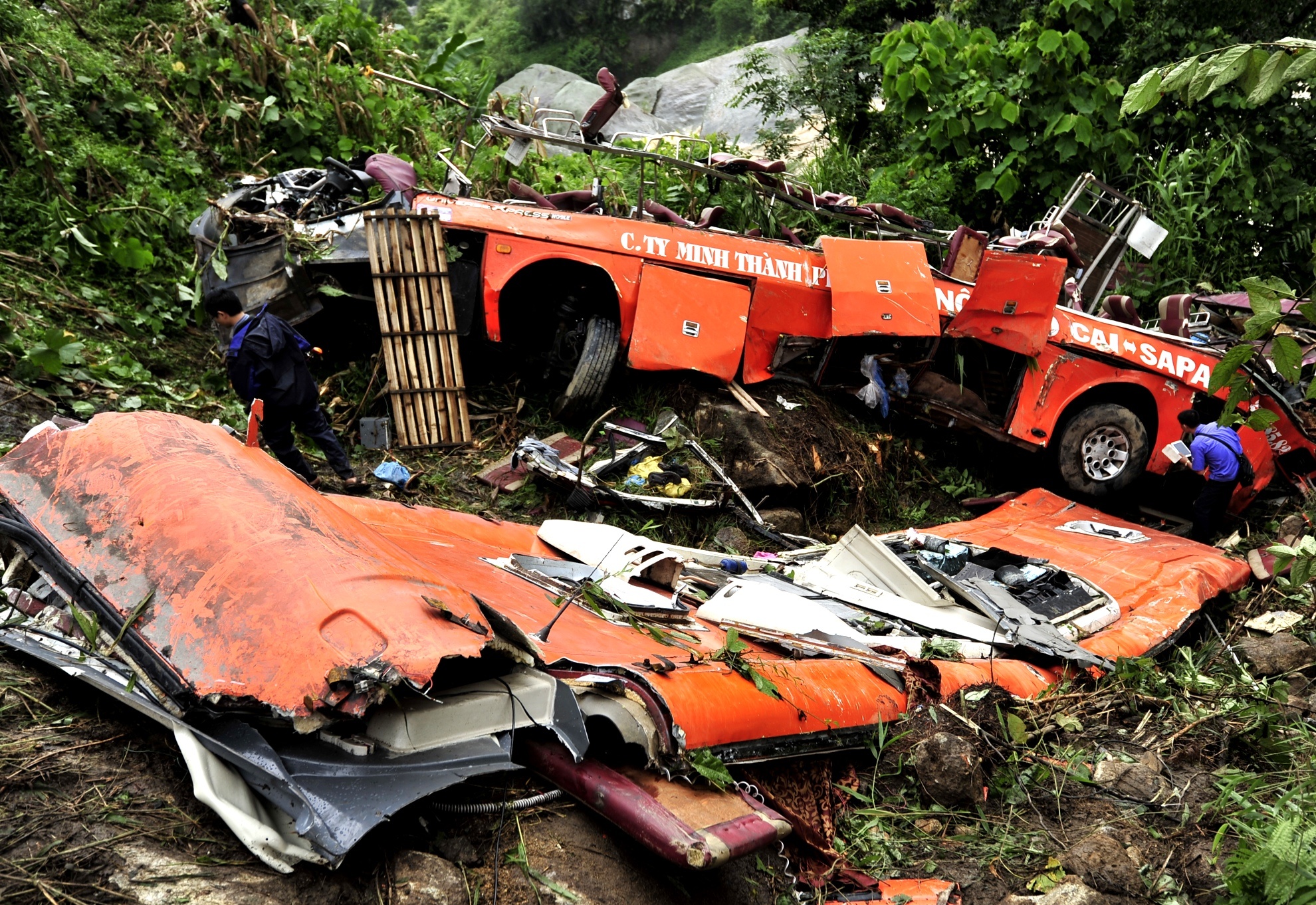 Hiện trường xe nằm gần suối cách mặt đường quốc lộ 4d hơn 100m.