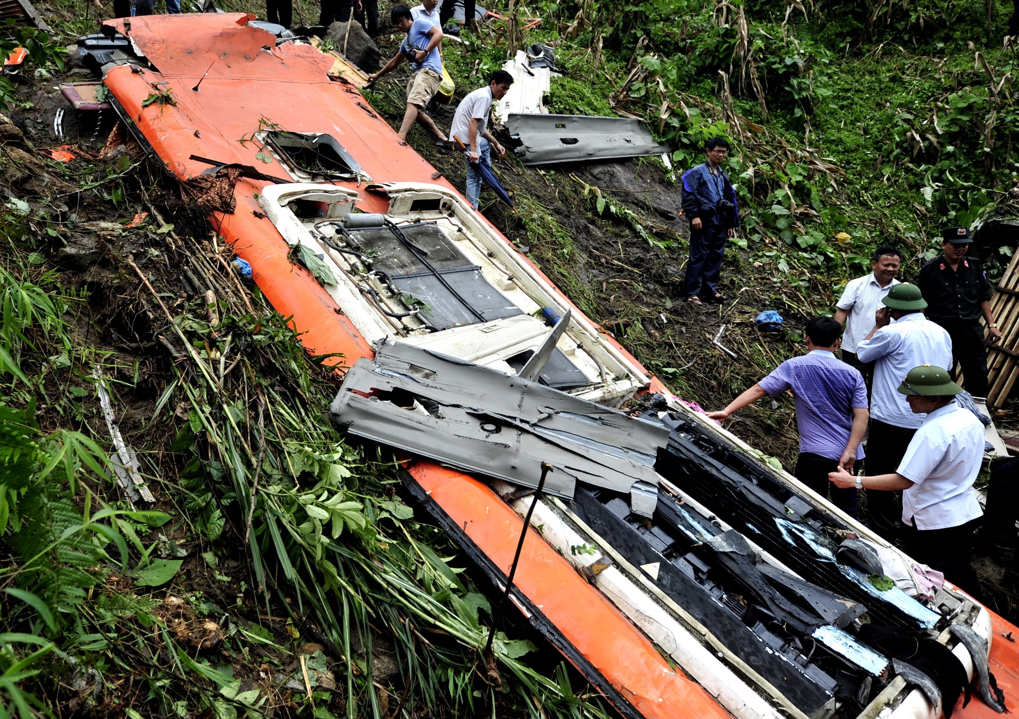 Phần nóc xe bị tách rời khỏi thân xe, các chi tiết điều hoà trên nóc bung hết